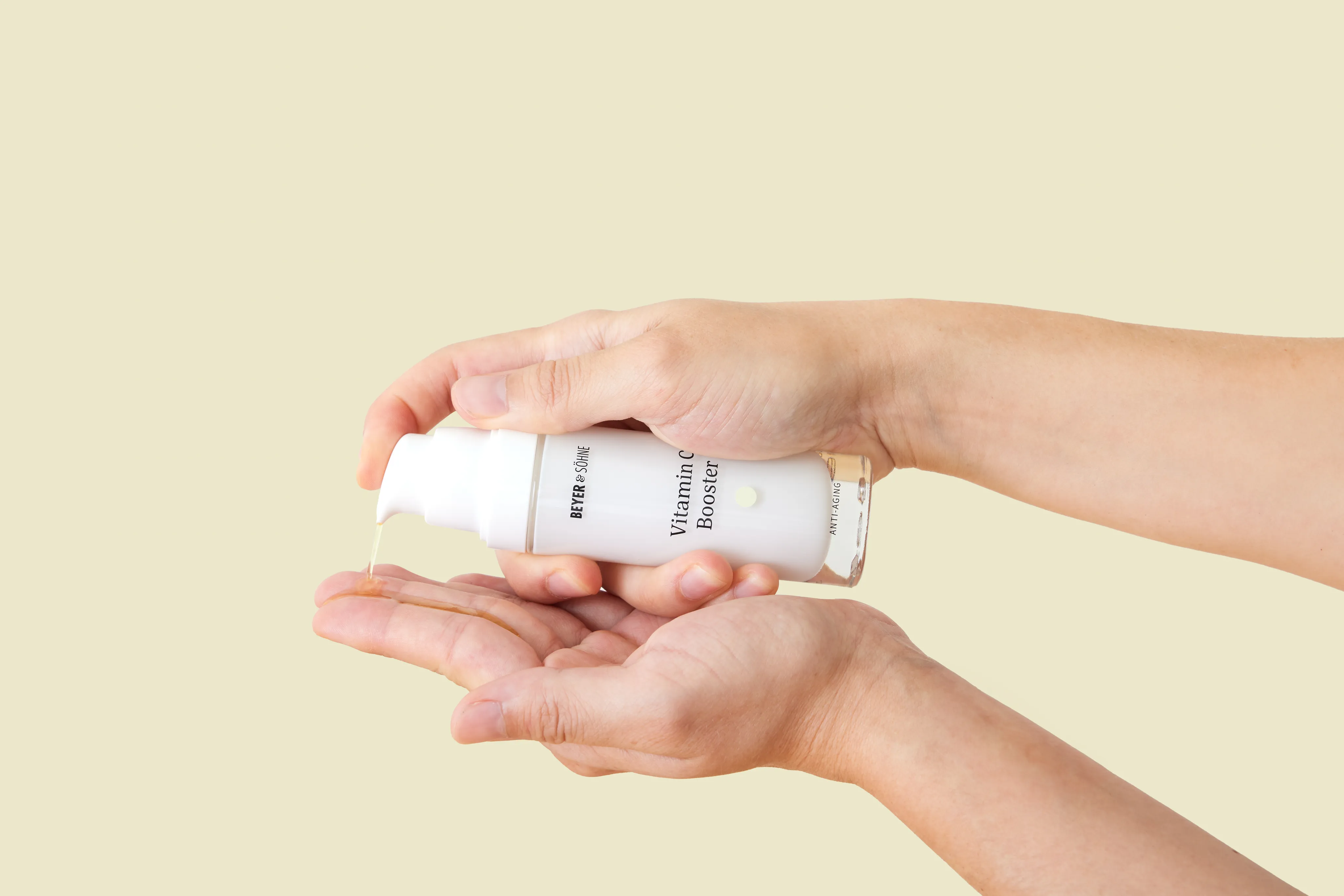 Nahaufnahme vom Vitamin C Booster von Beyer & Söhne, der aus dem Spender auf den Finger gepumpt wird