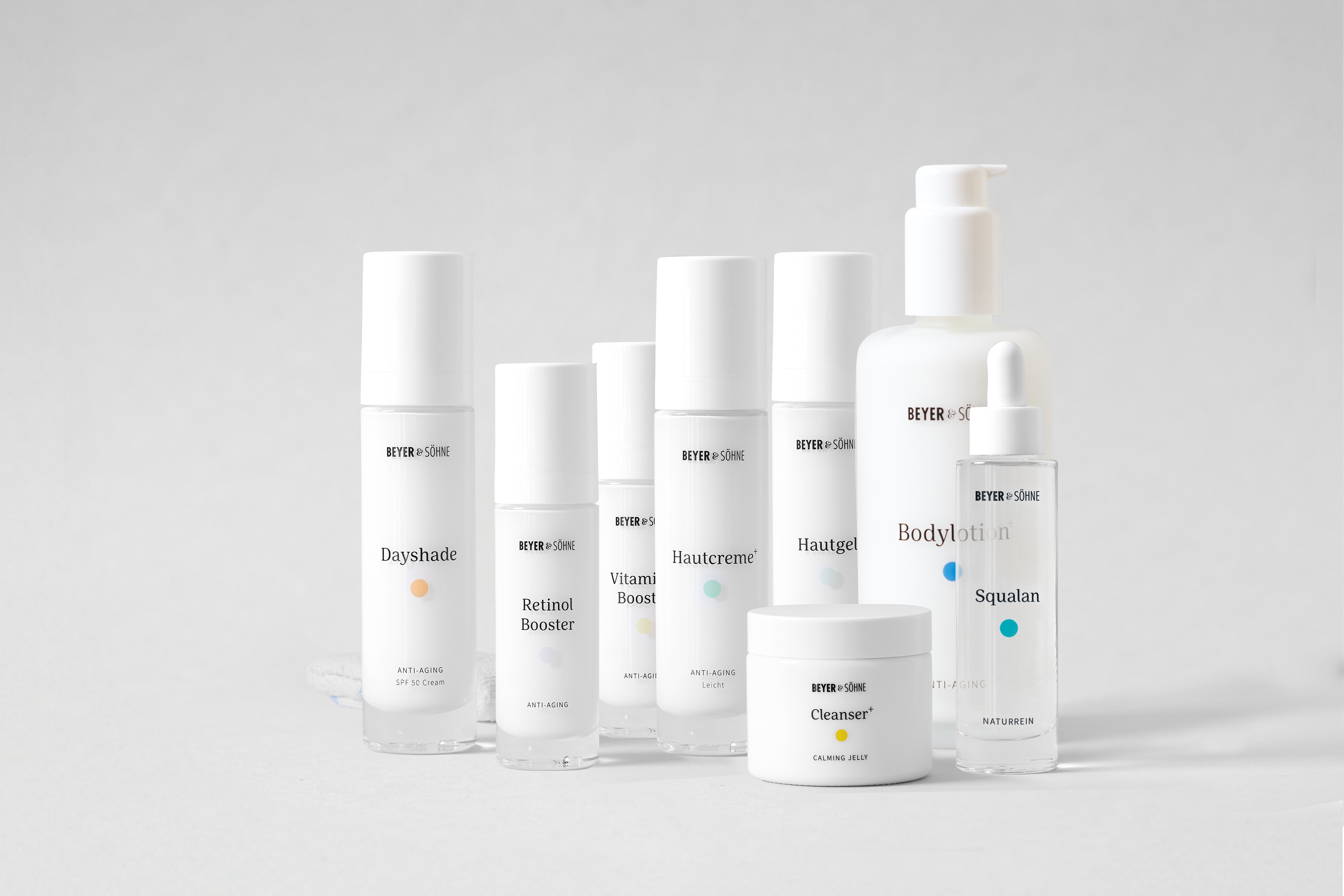 Produktlinie von Beyer & Söhne: Anti-Aging-Pflegeprodukte in minimalistischem Design. Abgebildet sind die Dayshade SPF 50, Retinol Booster, Vitamin C Booster, Hautcreme+ Leicht, Hautgel, Cleanser+, Bodylotion+ und Squalan. Alle Produkte sind dermatologisch getestet, frei von Duftstoffen und speziell für empfindliche Haut geeignet. Perfekt für eine effektive und nachhaltige Pflegeroutine.