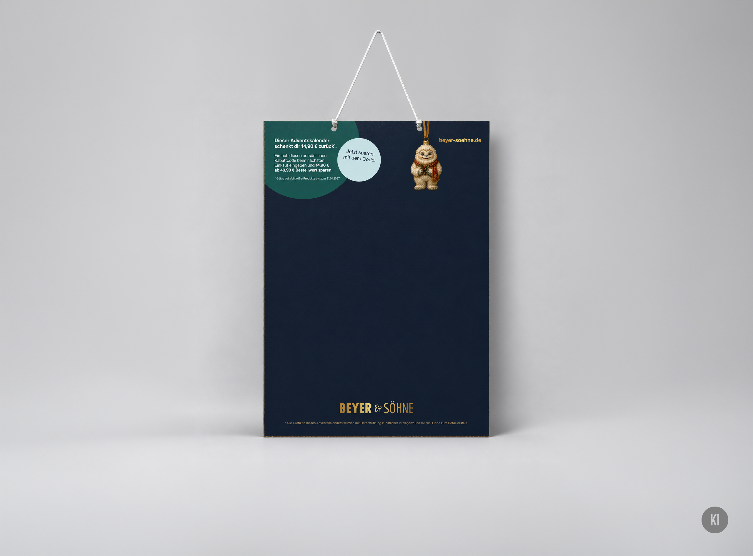 Hinteransicht des Papier-Adventskalenders von Beyer & Söhne mit einer Illustration eines kleinen Yeti-Weihnachtsbaumanhänger