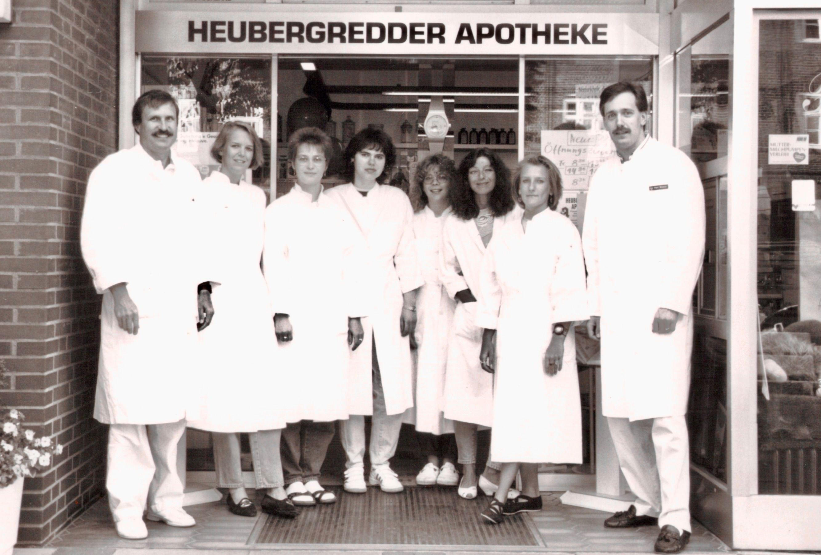 Das Apotheken Team von Apotheker Hartmut Beyer im Jahre 1984 vor der Heubergredder Apotheke
