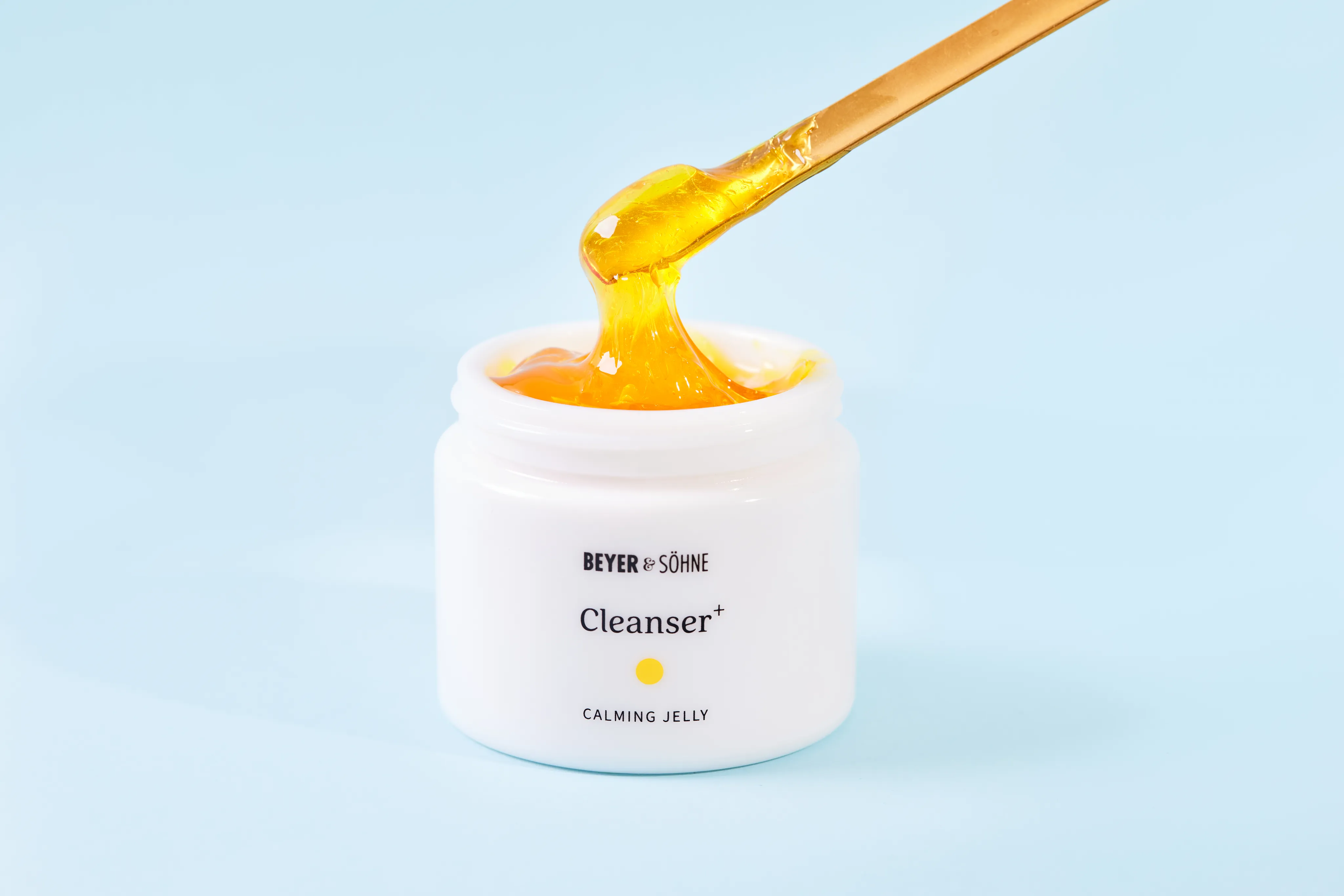 Beyer & Söhne Cleanser in offenem weißen Tiegel mit knallgelben Gel als Inhalt