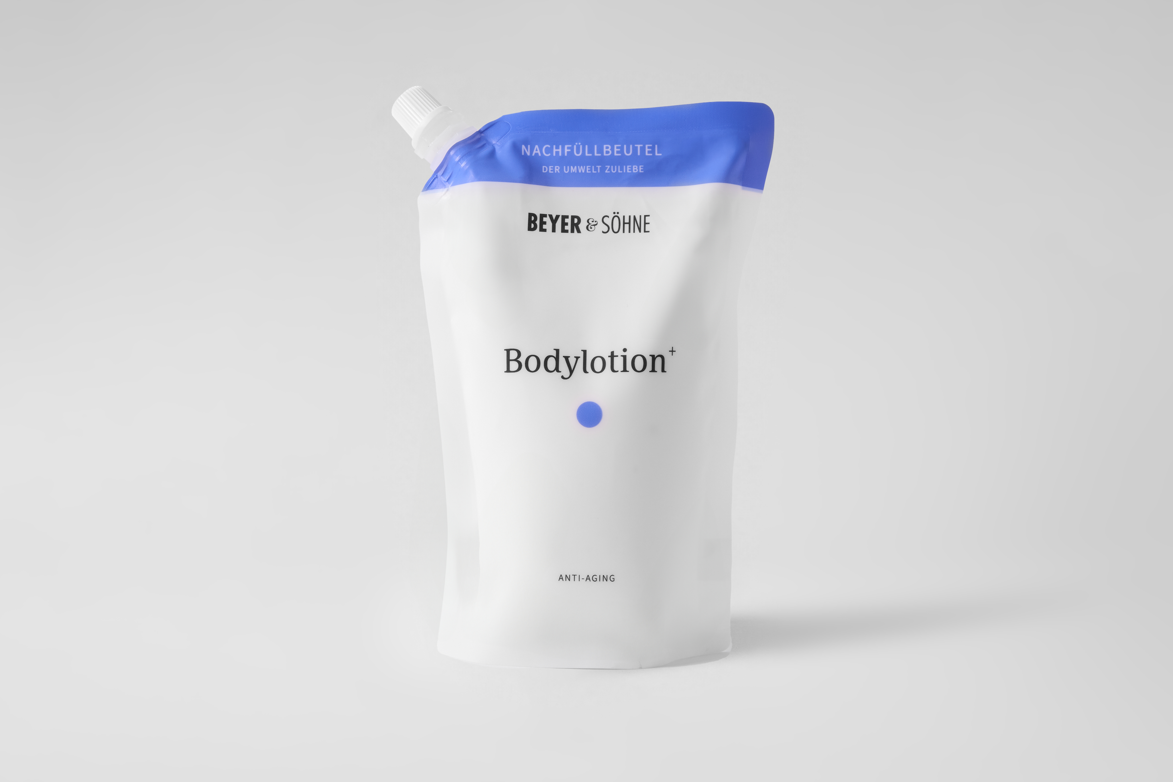 Nachfüllbeutel der Beyer & Söhne Bodylotion mit Anti-Aging-Wirkung, in nachhaltigem Design mit weiß-blauer Farbgestaltung. Umweltfreundliche Alternative für intensive Hautpflege.