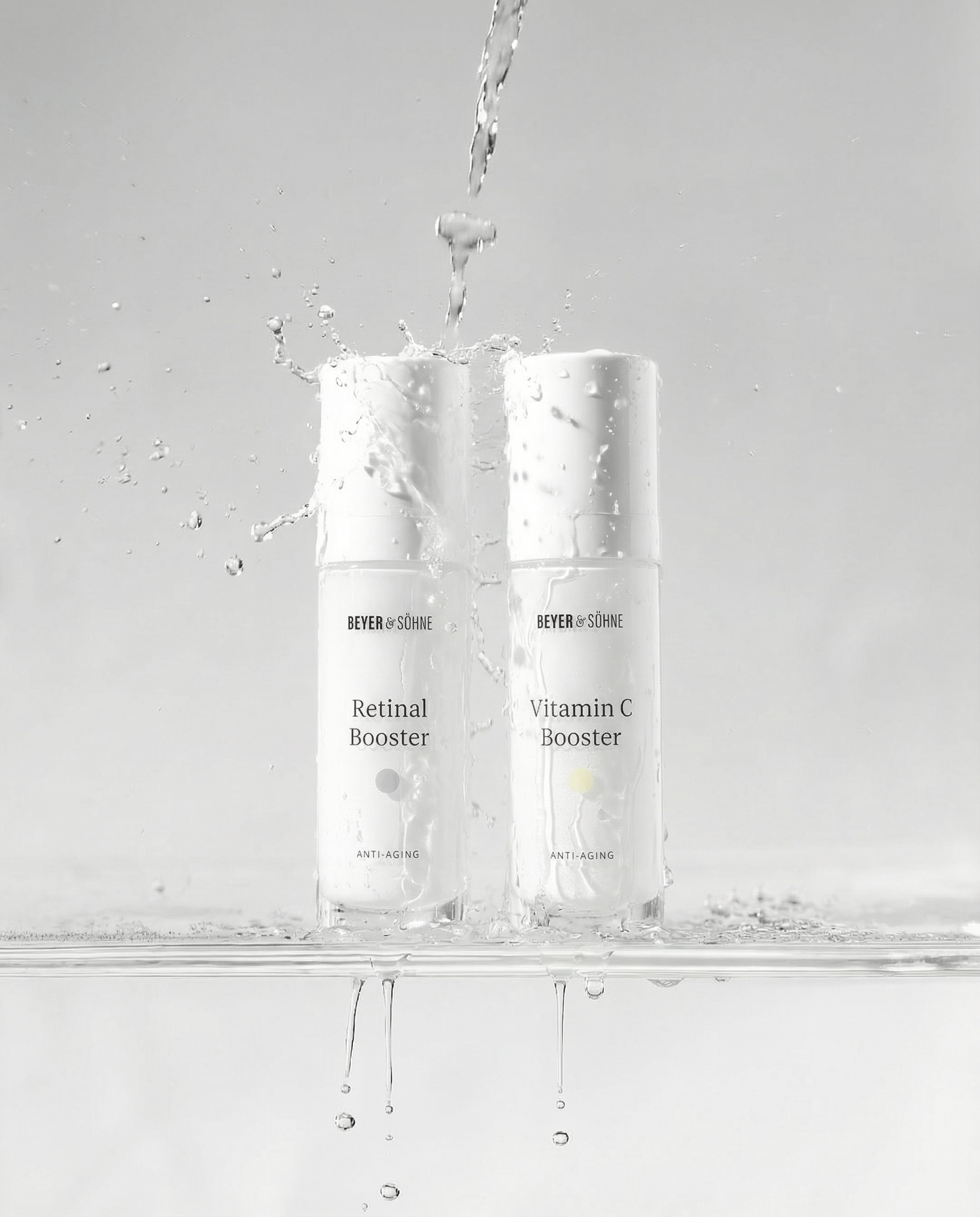 Beyer und Soehne Retinal und Vitamin C Booster. Wasserbasierte Anti-Aging Seren für glatte, strahlende Haut, inszeniert mit frischen Wasserspritzern.