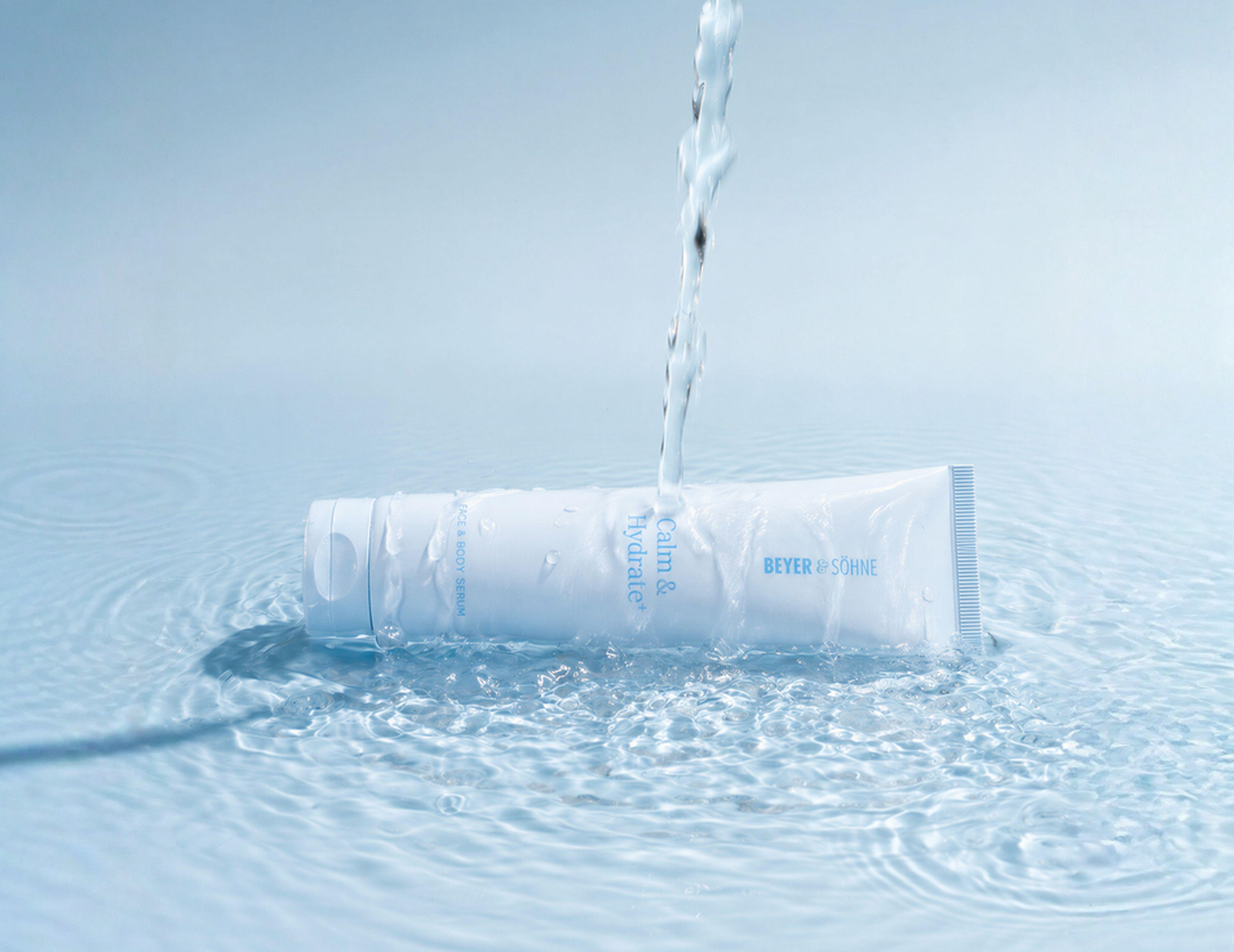 Calm & Hydrate+ Face & Body Serum von Beyer & Söhne in erfrischendem Wasser, feuchtigkeitsspendende Pflege für Gesicht und Körper.