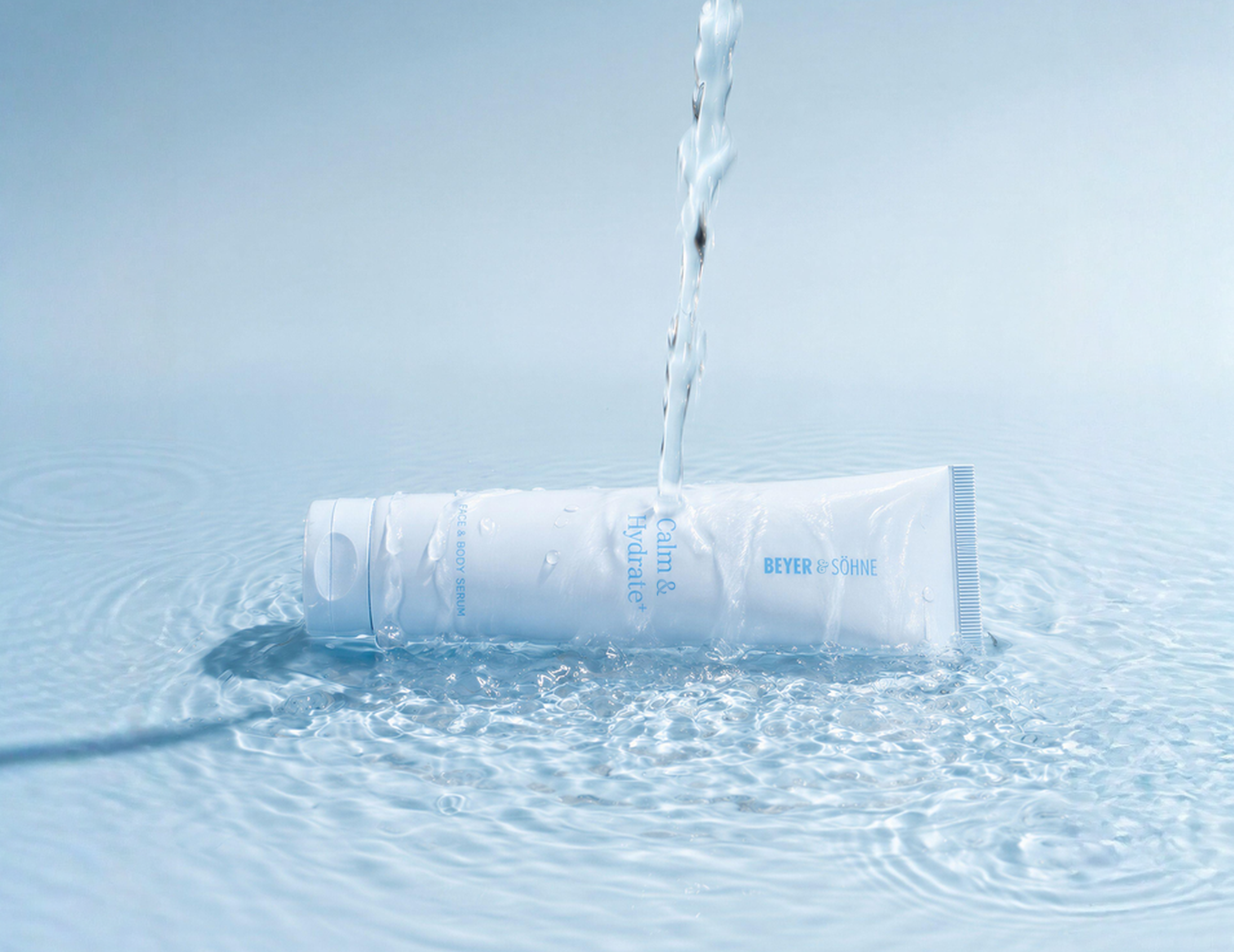 Calm & Hydrate+ Face & Body Serum von Beyer & Söhne in erfrischendem Wasser, feuchtigkeitsspendende Pflege für Gesicht und Körper.