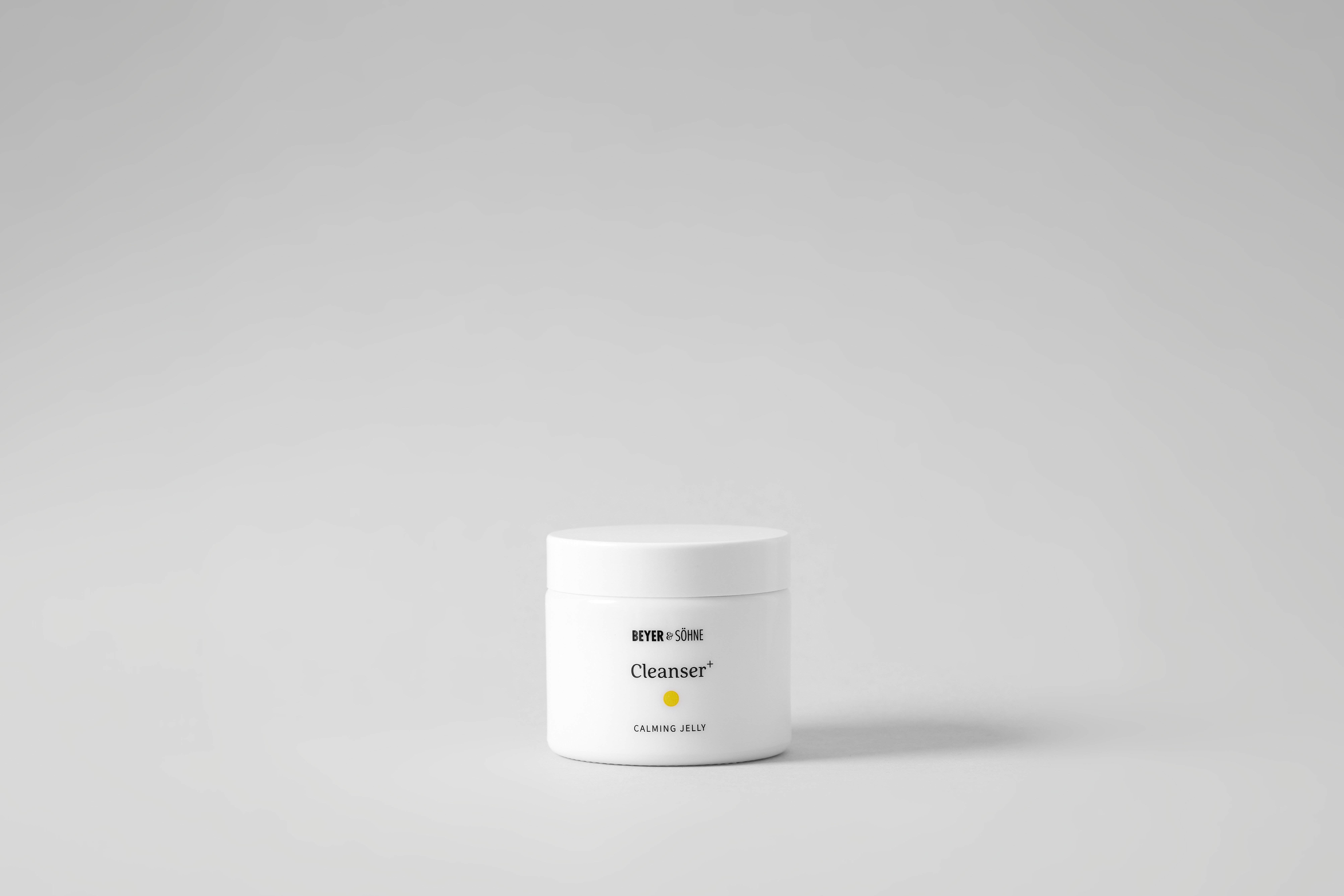 Cleanser+ von Beyer & Söhne in einem schlichten weißen Tiegel. Sanftes Calming Jelly zur effektiven und hautschonenden Reinigung, ideal für empfindliche Haut und zur Pflege der Hautbarriere.