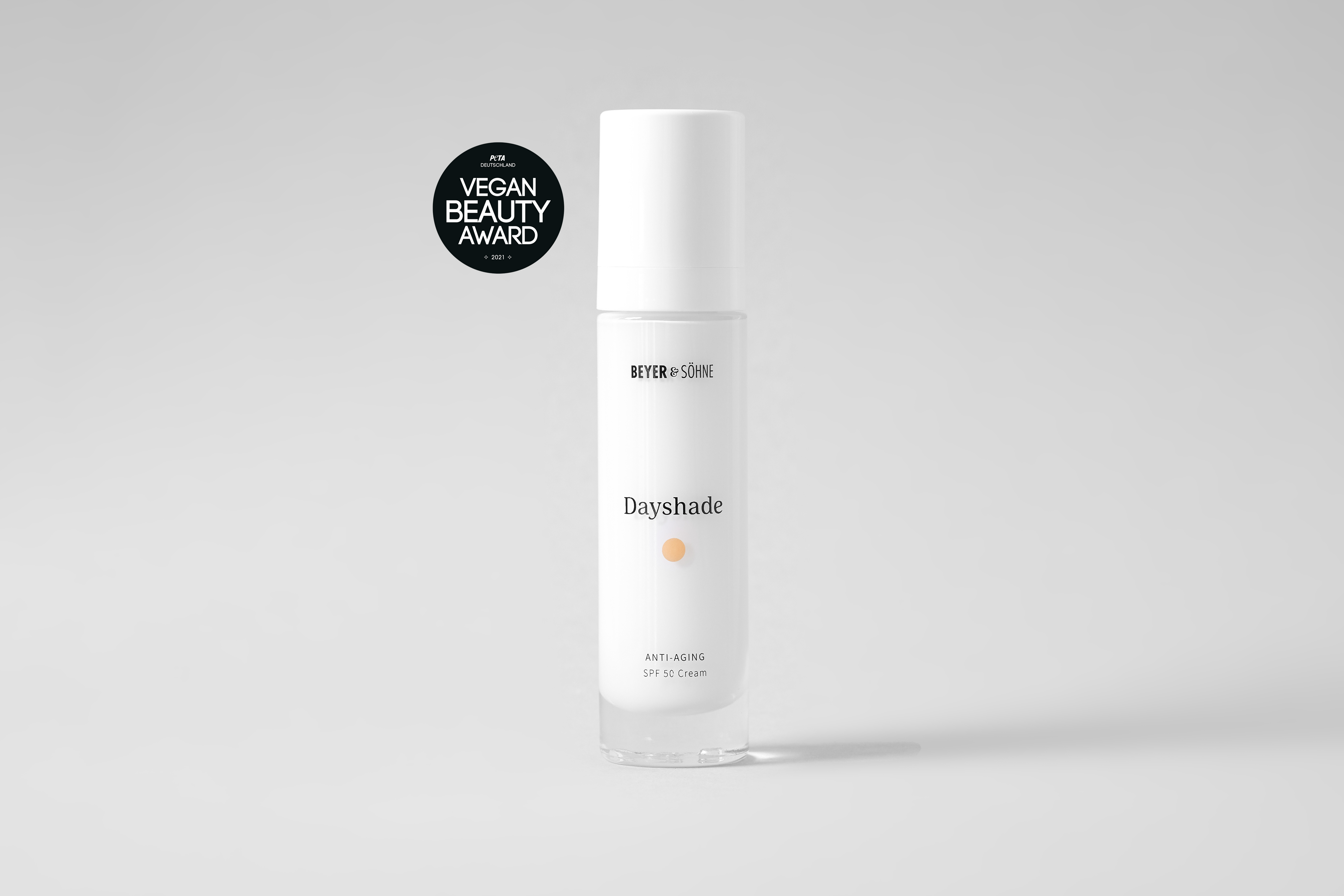 Dayshade von Beyer & Söhne in 50 ml licht- und luftdichter Verpackung, ergänzt durch das Siegel „PETA Vegan Award Beauty 2021“. Anti-Aging-Tagescreme mit SPF 50 für optimalen UV-Schutz und Pflege. Minimalistisches und modernes Design, ideal für empfindliche Haut