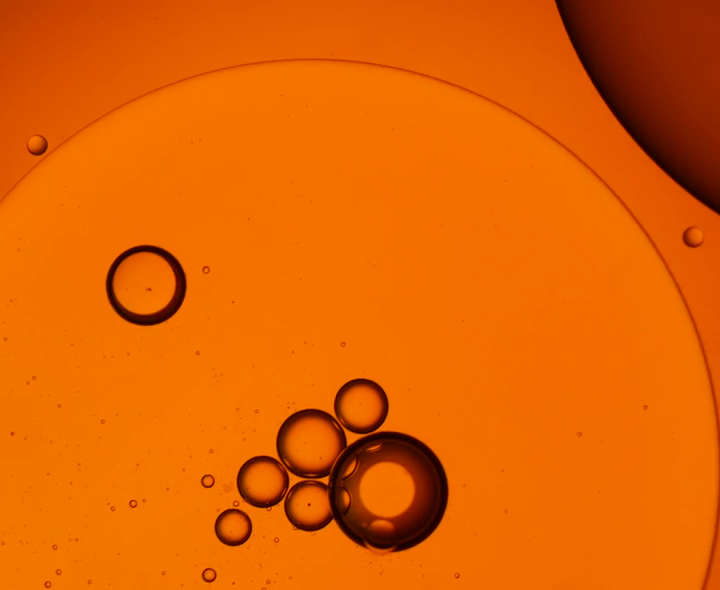 Warme orangefarbene Öltextur mit sanft bewegenden Blasen