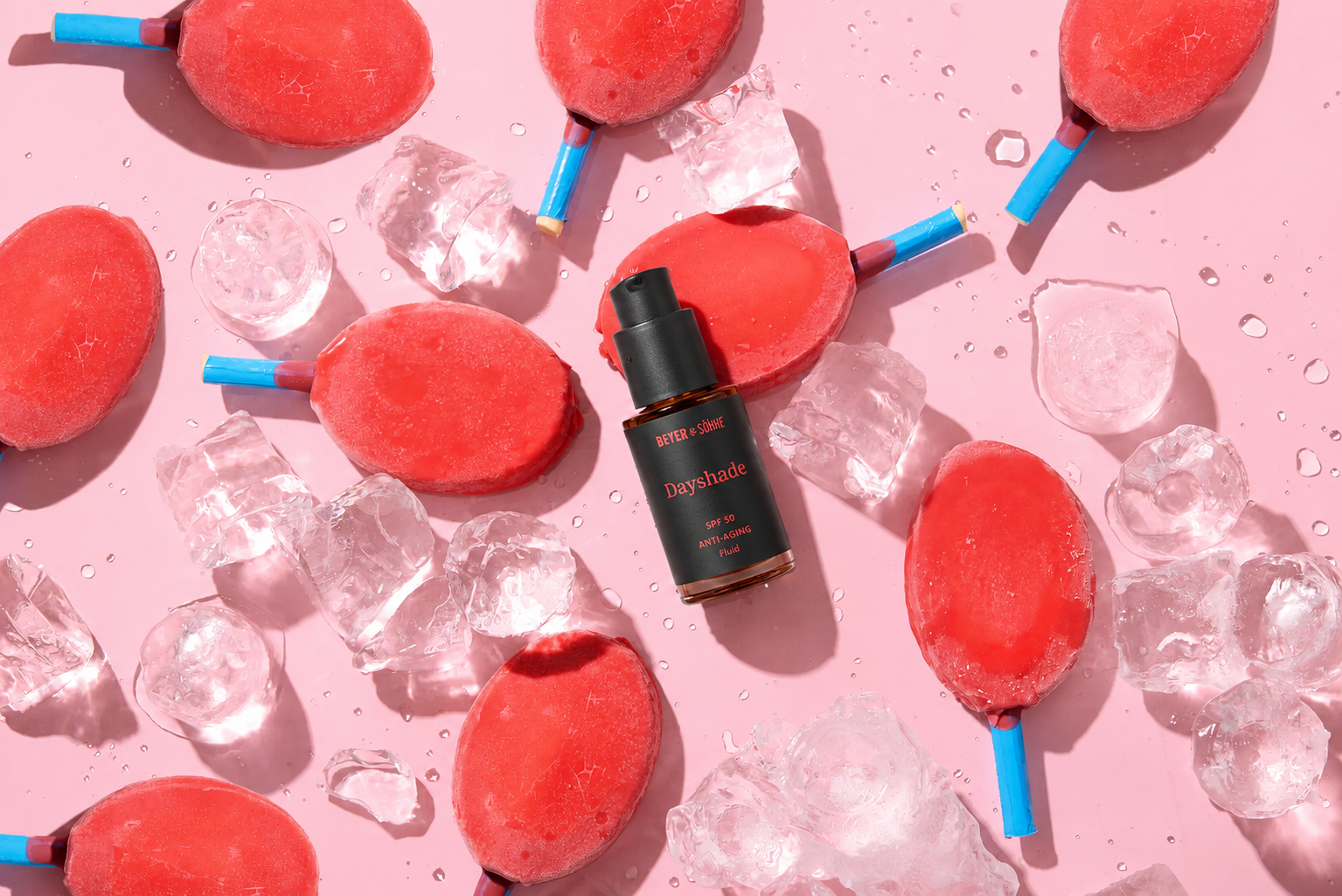 Rotes Dayshade Fluid von Beyer & Söhne mit SPF 50+ zwischen Bum Bum Eis auf rosa Hintergrund