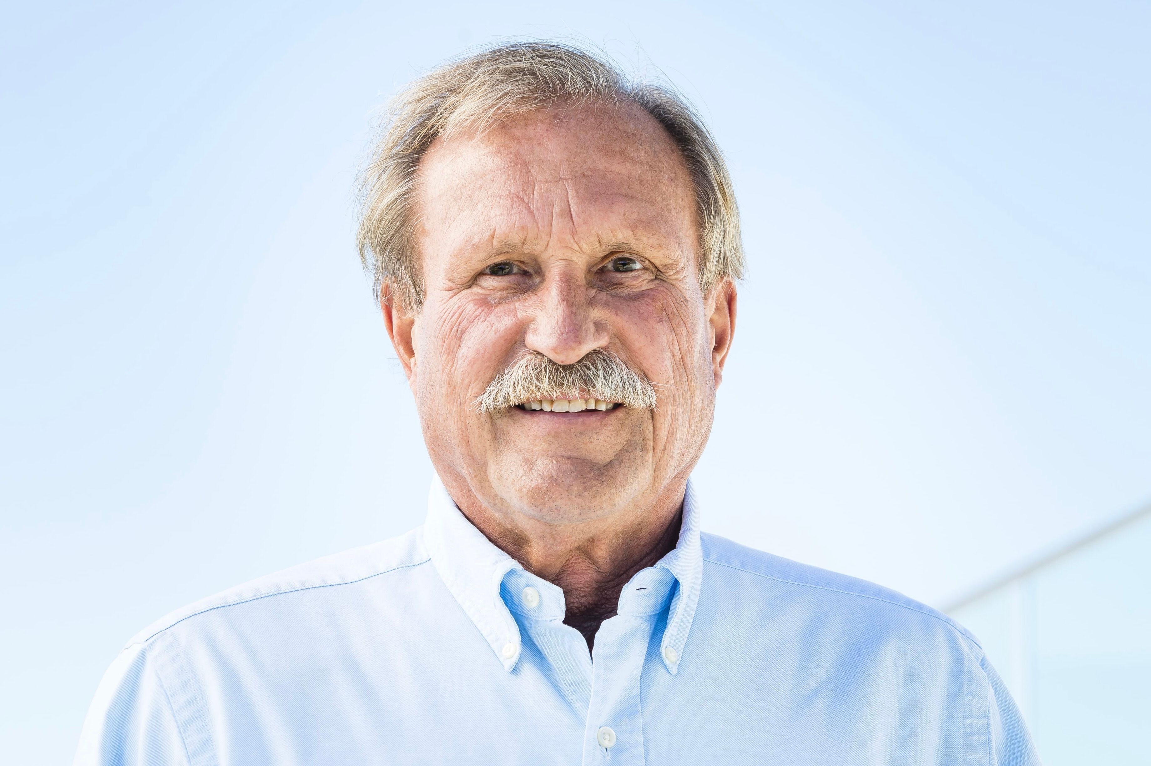 Portrait von Apotheker Hartmut Beyer vor blauem Himmel