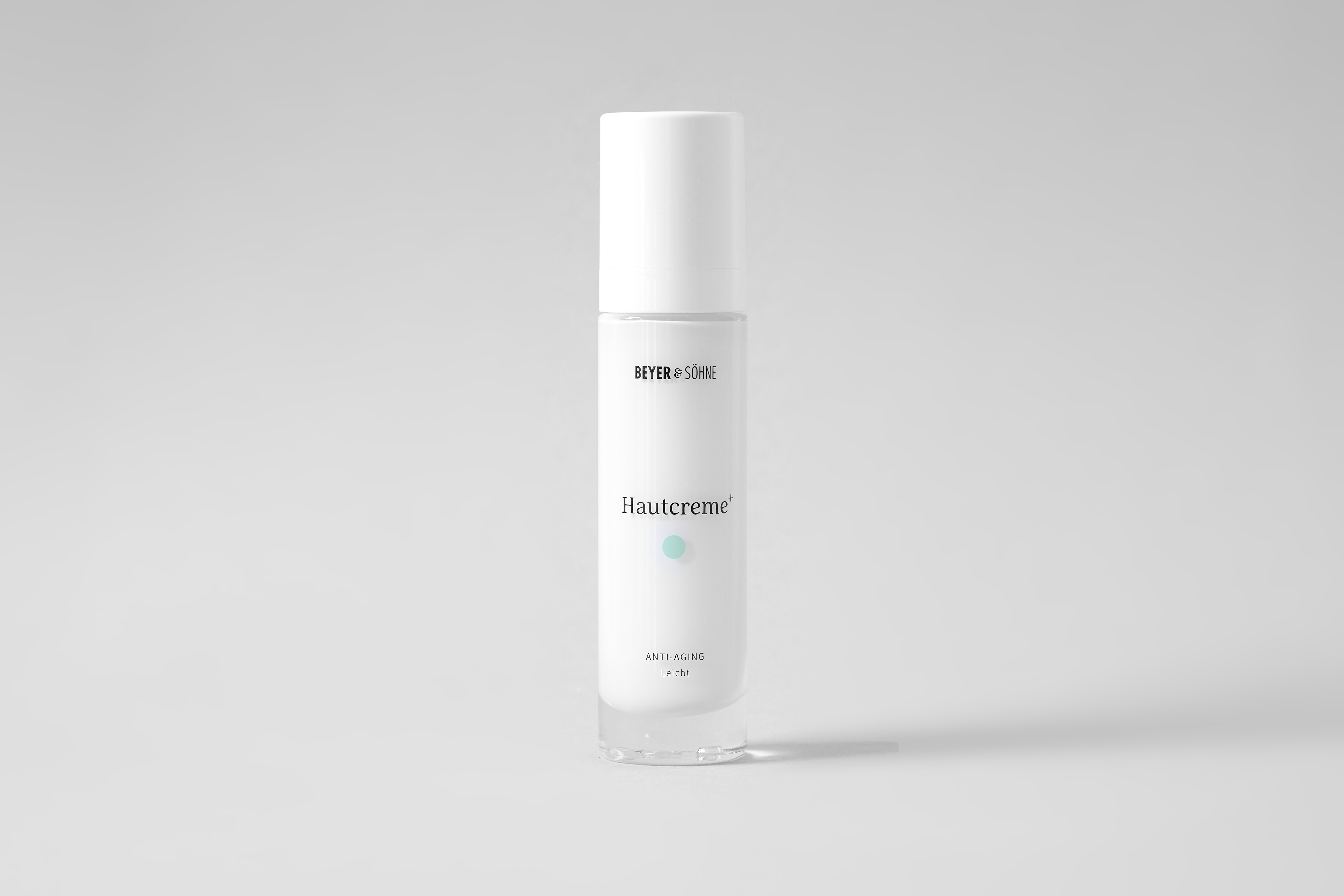 Beyer & Söhne Hautcreme+ Leicht in elegantem, minimalistischem Design. Die Anti-Aging-Pflege bietet eine leichte, schnell einziehende Textur für empfindliche Haut.