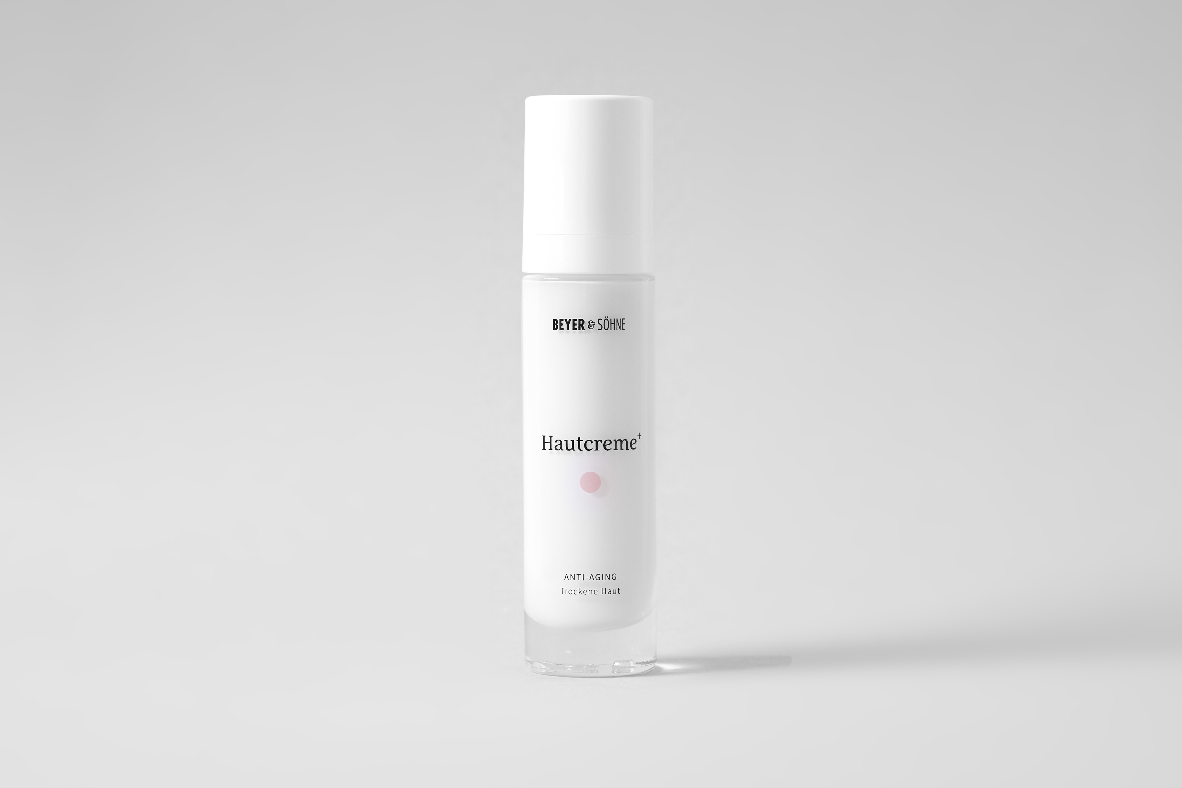 Beyer & Söhne Hautcreme+ Trocken in elegantem, minimalistischem Design. Die Anti-Aging-Pflege bietet eine leichte, schnell einziehende Textur für empfindliche Haut.