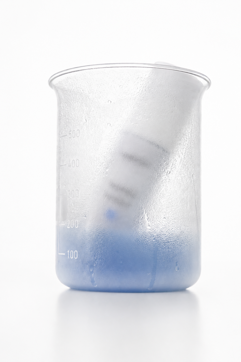 Ein neues Produkt von Beyer & Söhne, das bald eingeführt wird und mit Absicht verschwommen aussieht. Lediglich der bekannte, minimalistische und hochwertige Glasspender ist erkennbar, der in einem beschlagenen Becherglas mit blauer Textur drin steht