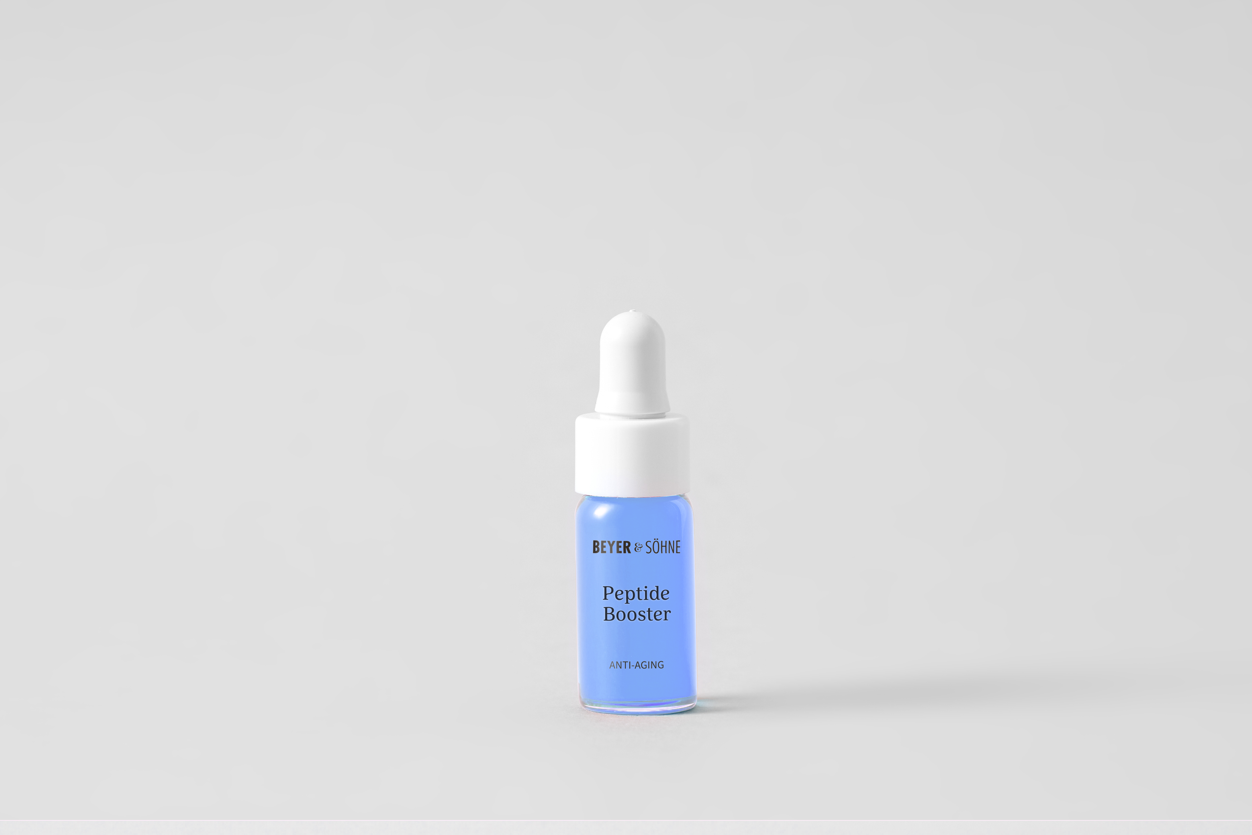 Peptide Booster von Beyer & Söhne in 4 ml Testgröße. Minimalistisches Design mit weißem Pipettenverschluss und kornblumenblauer Serumfarbe. Ideal zum Ausprobieren oder für unterwegs.