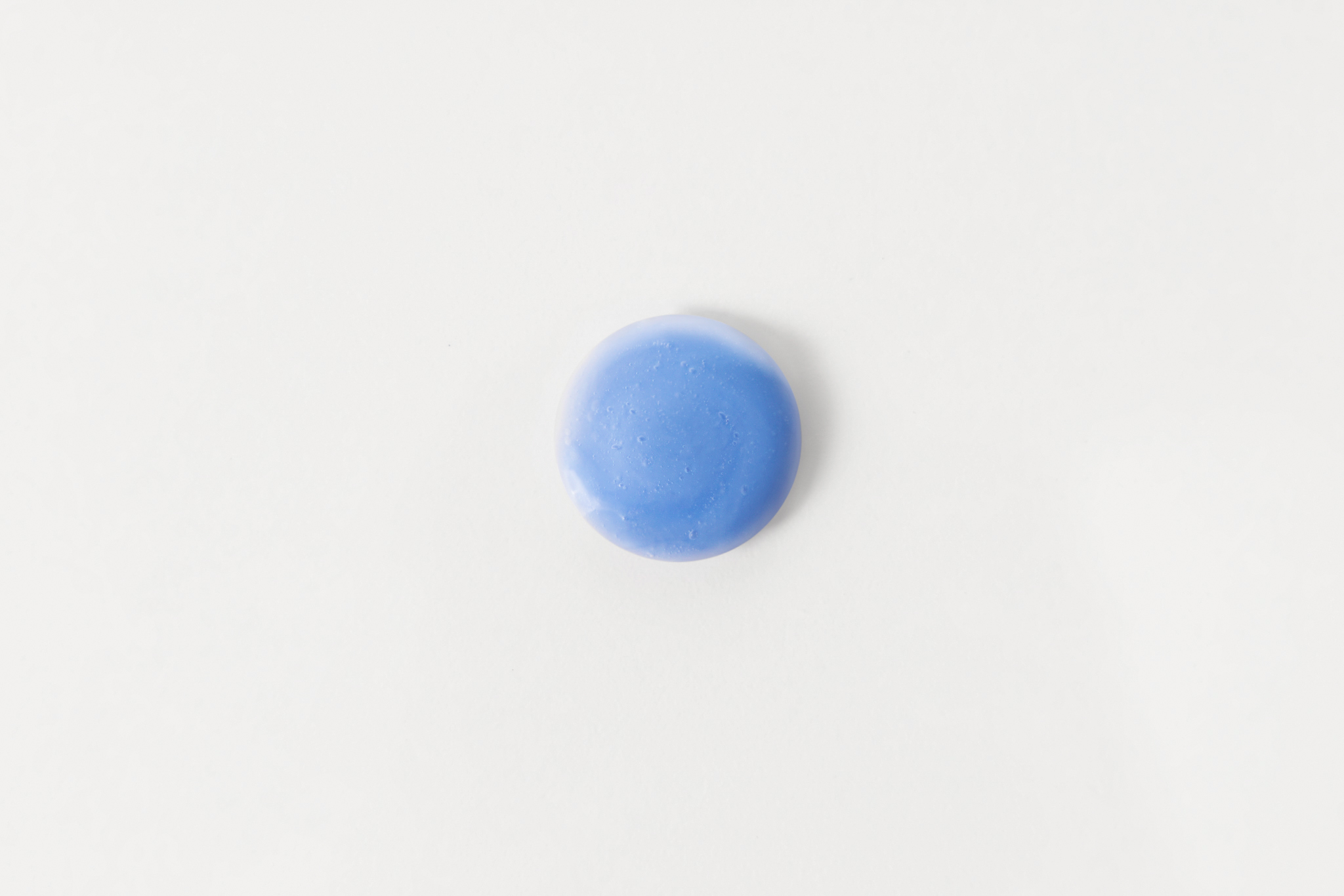 Die serumartige Textur des Peptide Boosters in sanfter Kornblumenfarbe, die durch Kupferpeptide entsteht.