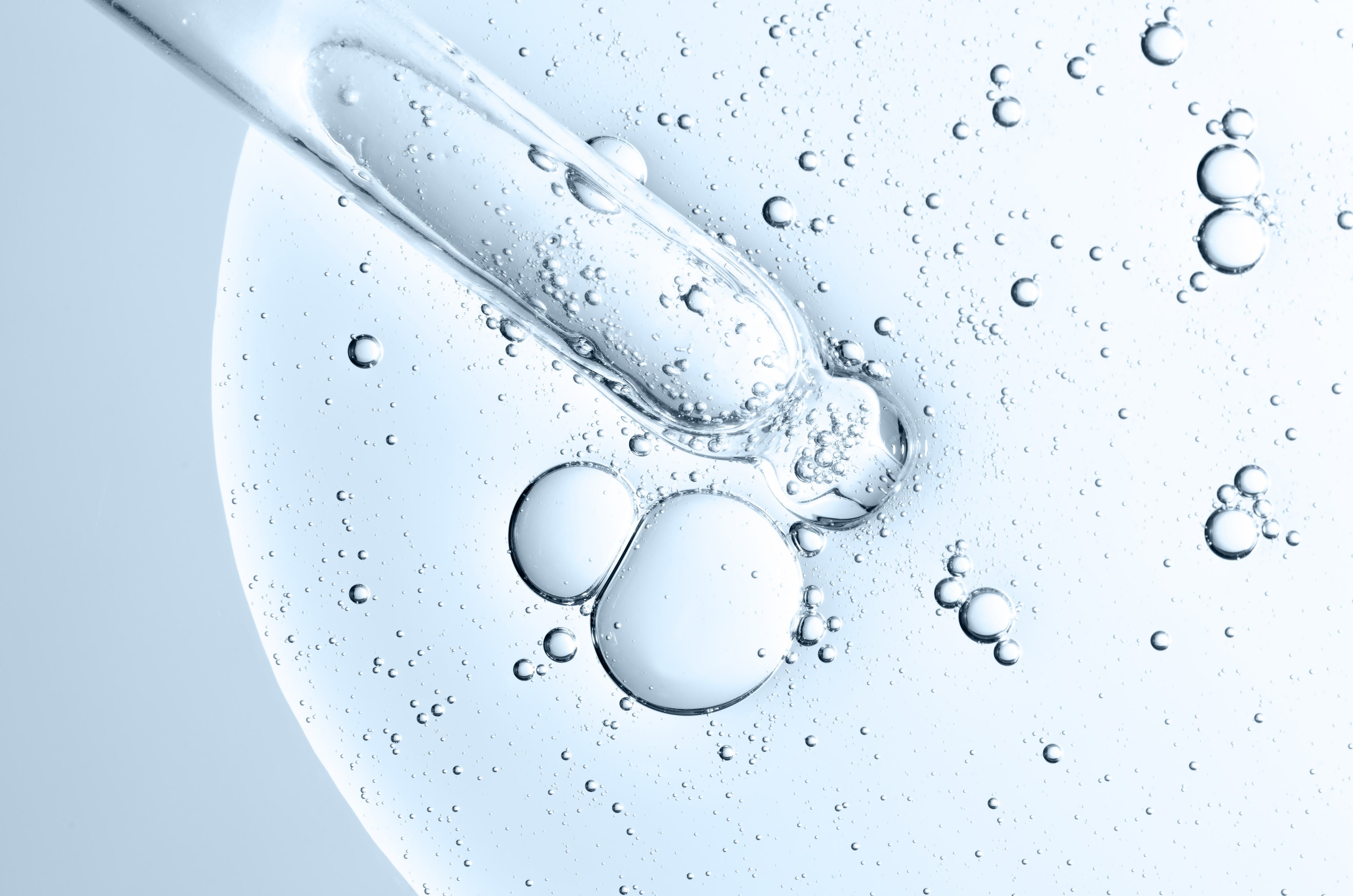 Pipette in einer klaren Textur mit BlÀschen