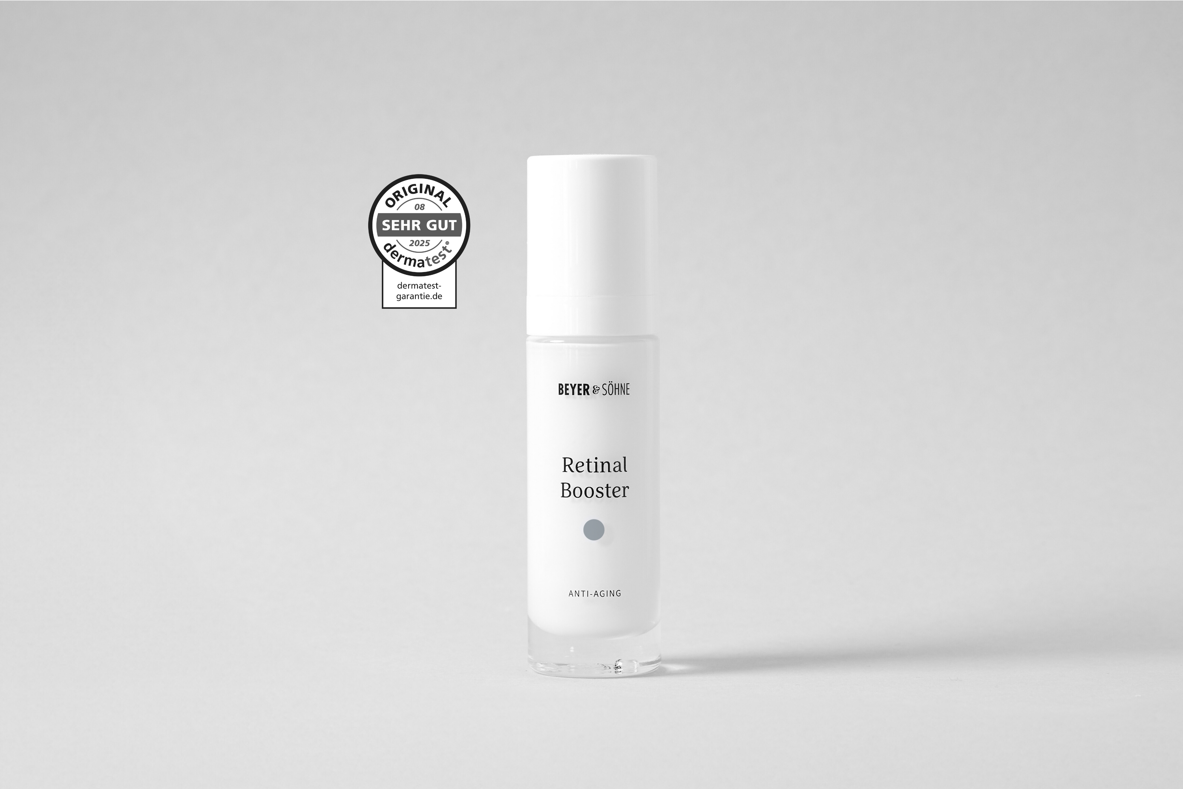 Produktfoto des Beyer & Söhne Retinal Boosters in schlichtem, edlen weißem Pumpspender auf neutral grauem Hintergrund mit Dermatest Siegel