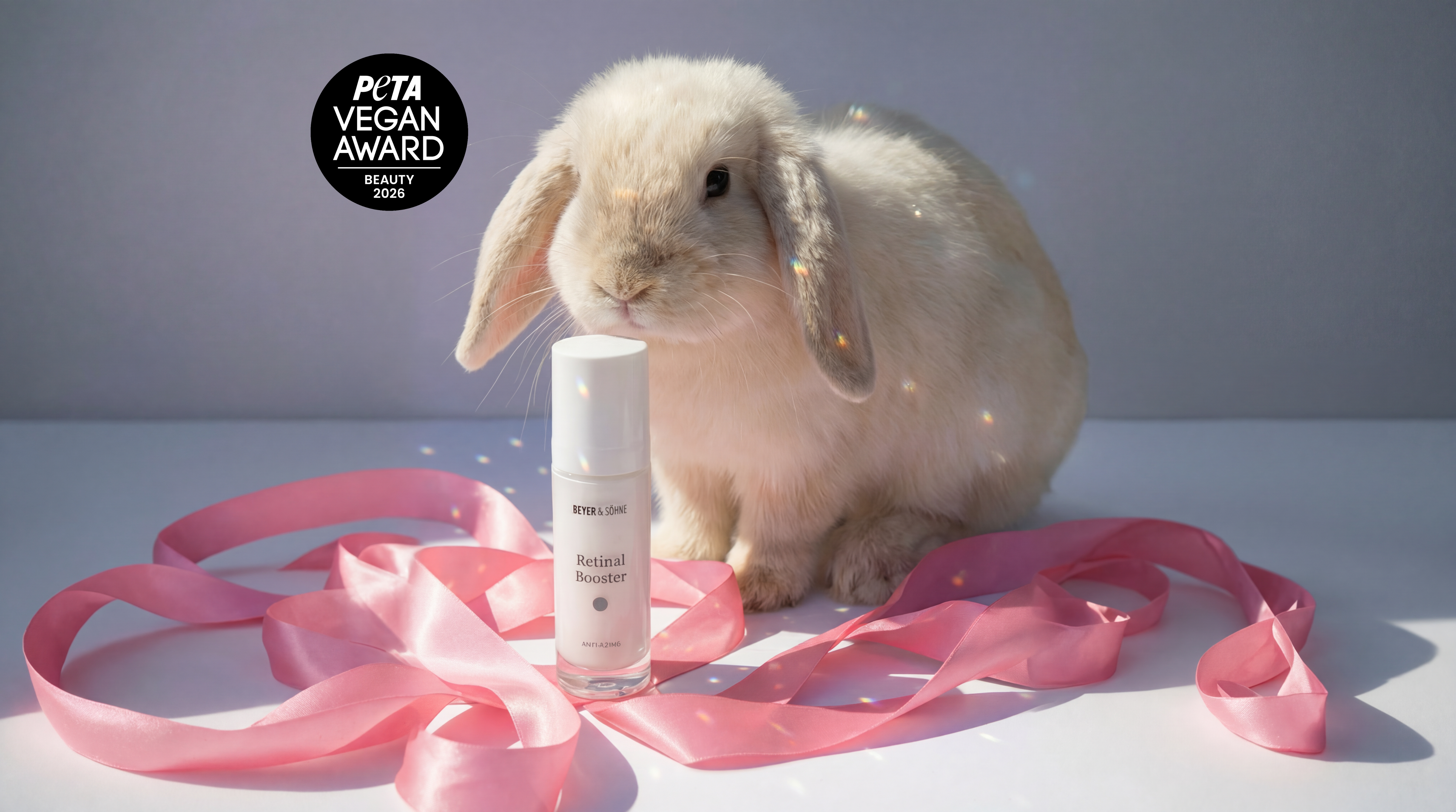 Retinal Booster neben einem kleinen Kaninchen und rosafarbenem Band, ergänzt durch das Siegel „PETA Vegan Award Beauty 2026“. Die helle, sanfte Inszenierung steht für vegane, tierfreundliche Pflege und eine hochwertige Auszeichnung.
