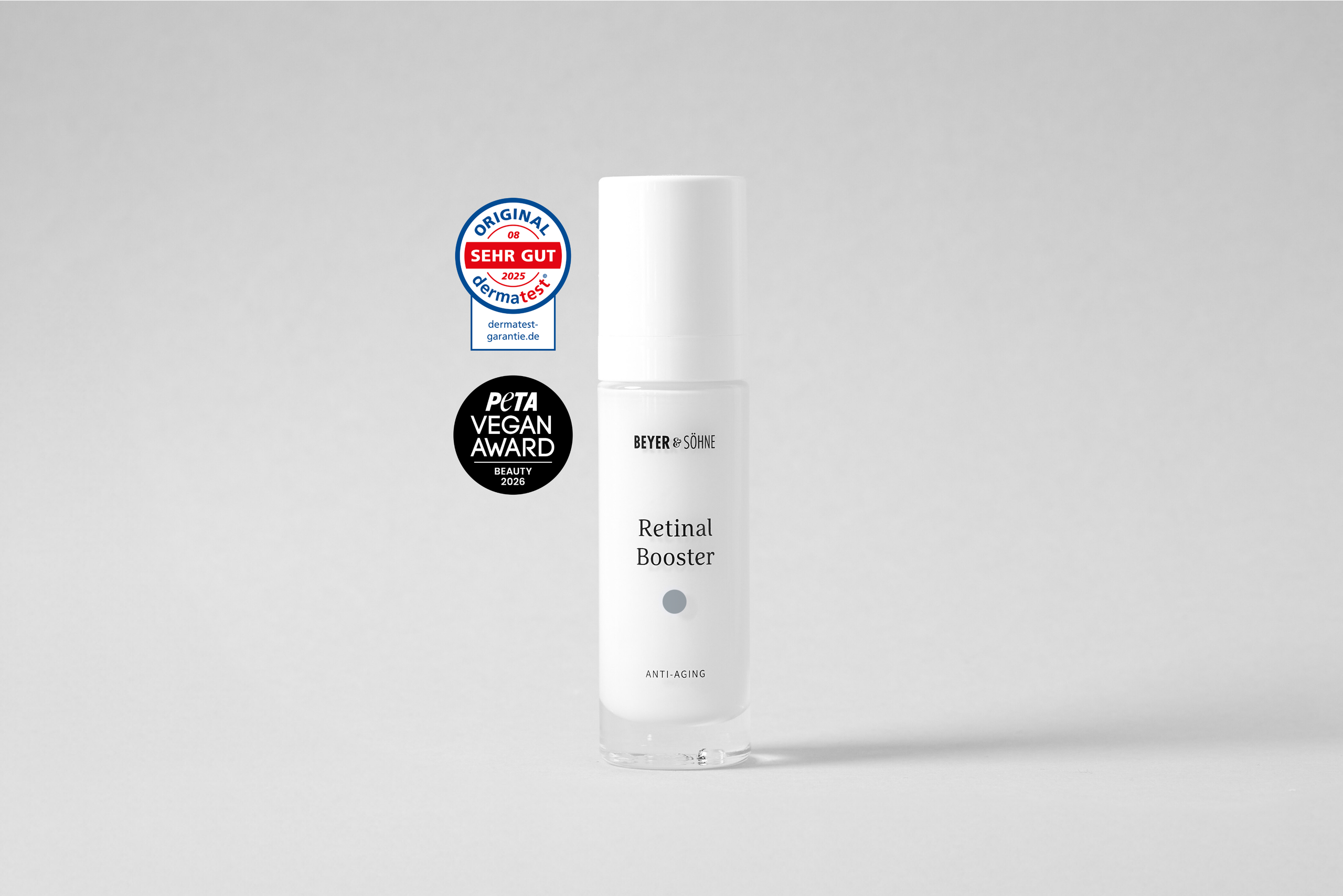 Produktfoto des Beyer & Söhne Retinal Boosters in schlichtem, edlen weißem Pumpspender auf neutral grauem Hintergrund mit Dermatest Siegel und dem „PETA Vegan Award Beauty 2026“ Siegel.