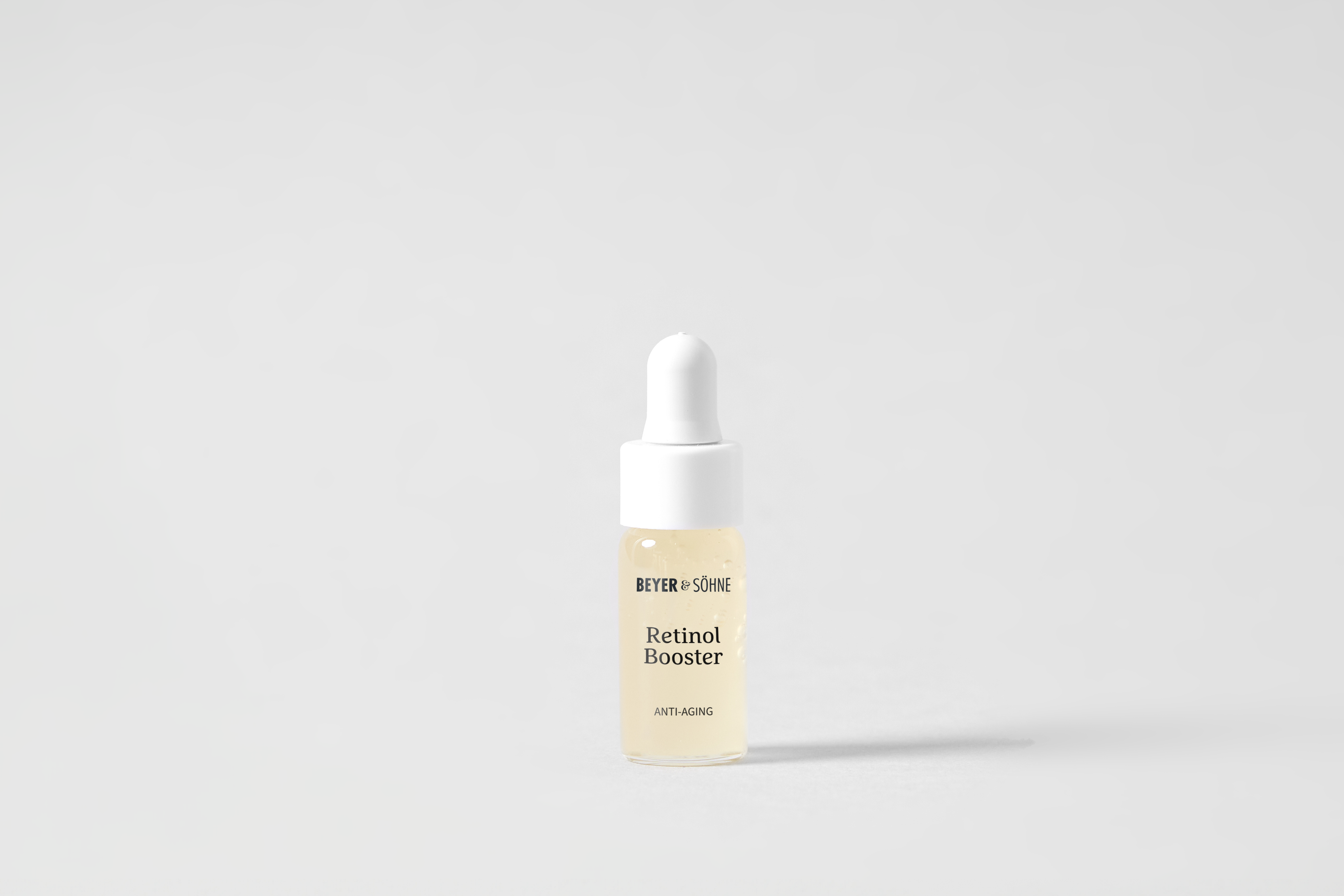 Beyer & Söhne Retinol Booster in transparenter Mini-Flasche mit weißer Pipette. Hochwirksames Anti-Aging-Serum für glatte, regenerierte Haut.