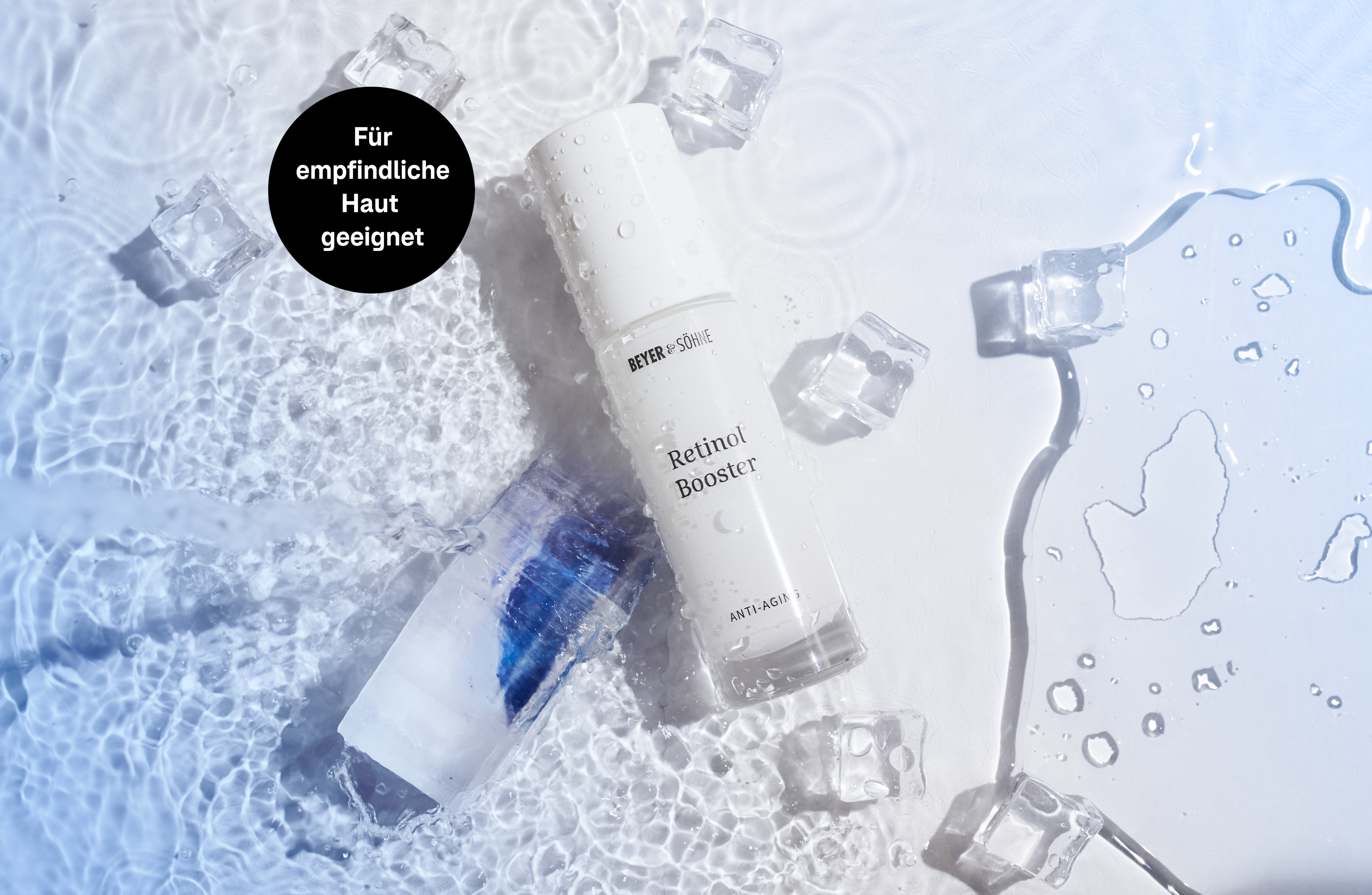 Retinol Booster von Beyer & Söhne zwischen Eiswürfeln auf einer wässrigen Oberfläche. In einem schwarzen Kreis steht "Für empfindliche Haut geeignet"
