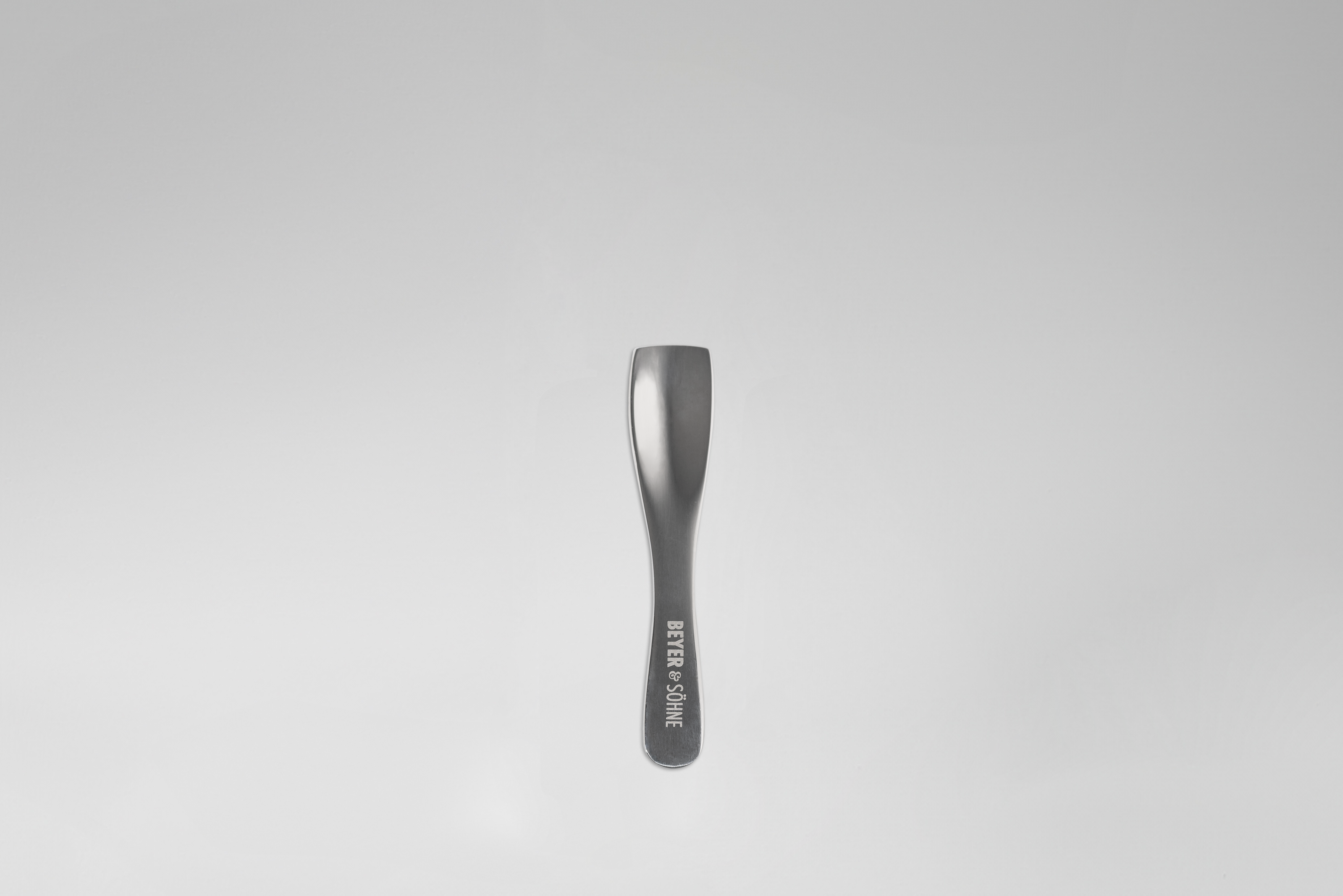 Eleganter Metallspatel von Beyer & Söhne mit graviertem Logo. Perfekt für die hygienische Entnahme und präzise Anwendung von Hautpflegeprodukten. Minimalistisches, langlebiges Design.