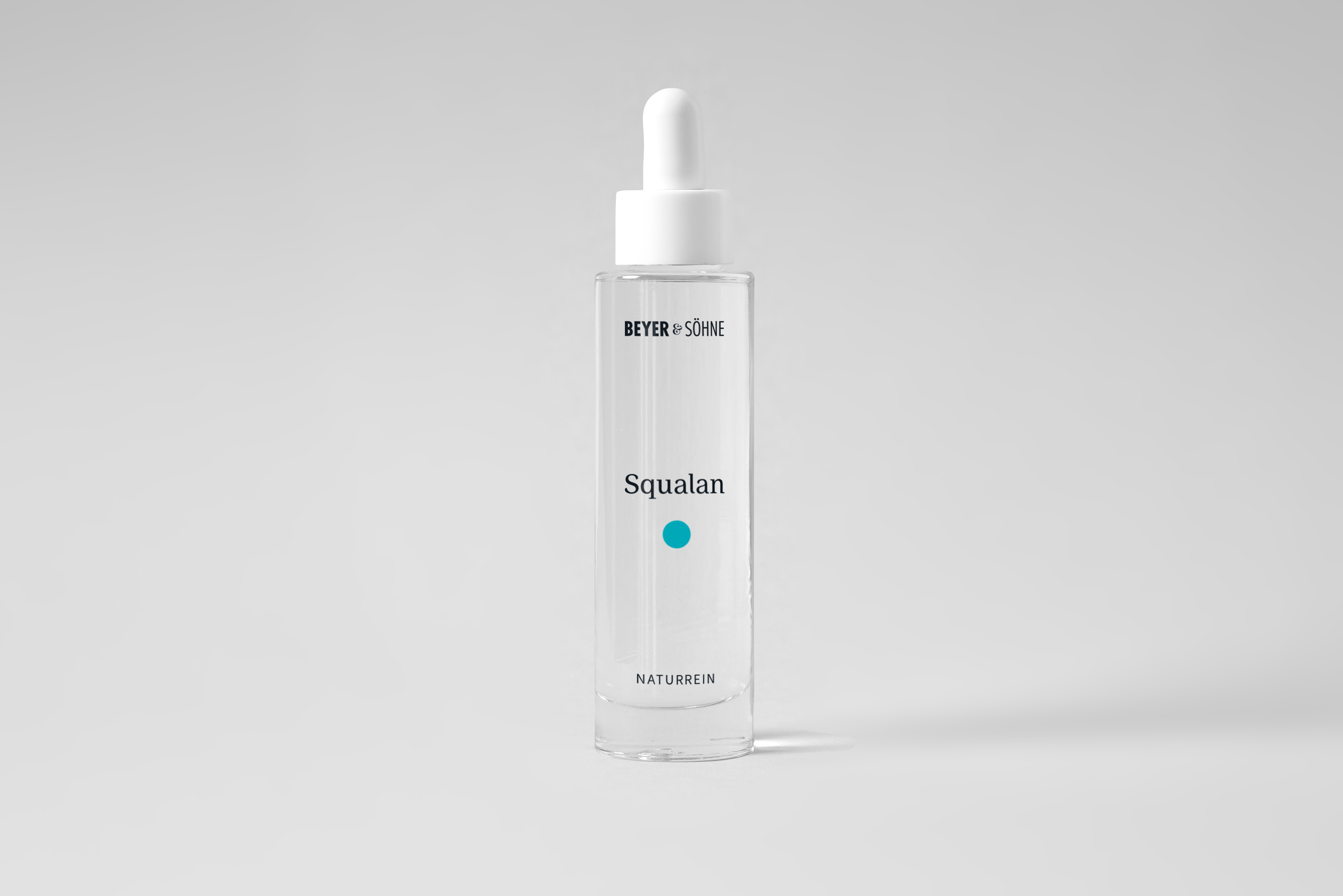 Beyer & Söhne Squalan in einer eleganten, klaren Glasflasche mit Pipette. Reines Naturprodukt für intensive Feuchtigkeit und geschmeidige Hautpflege.