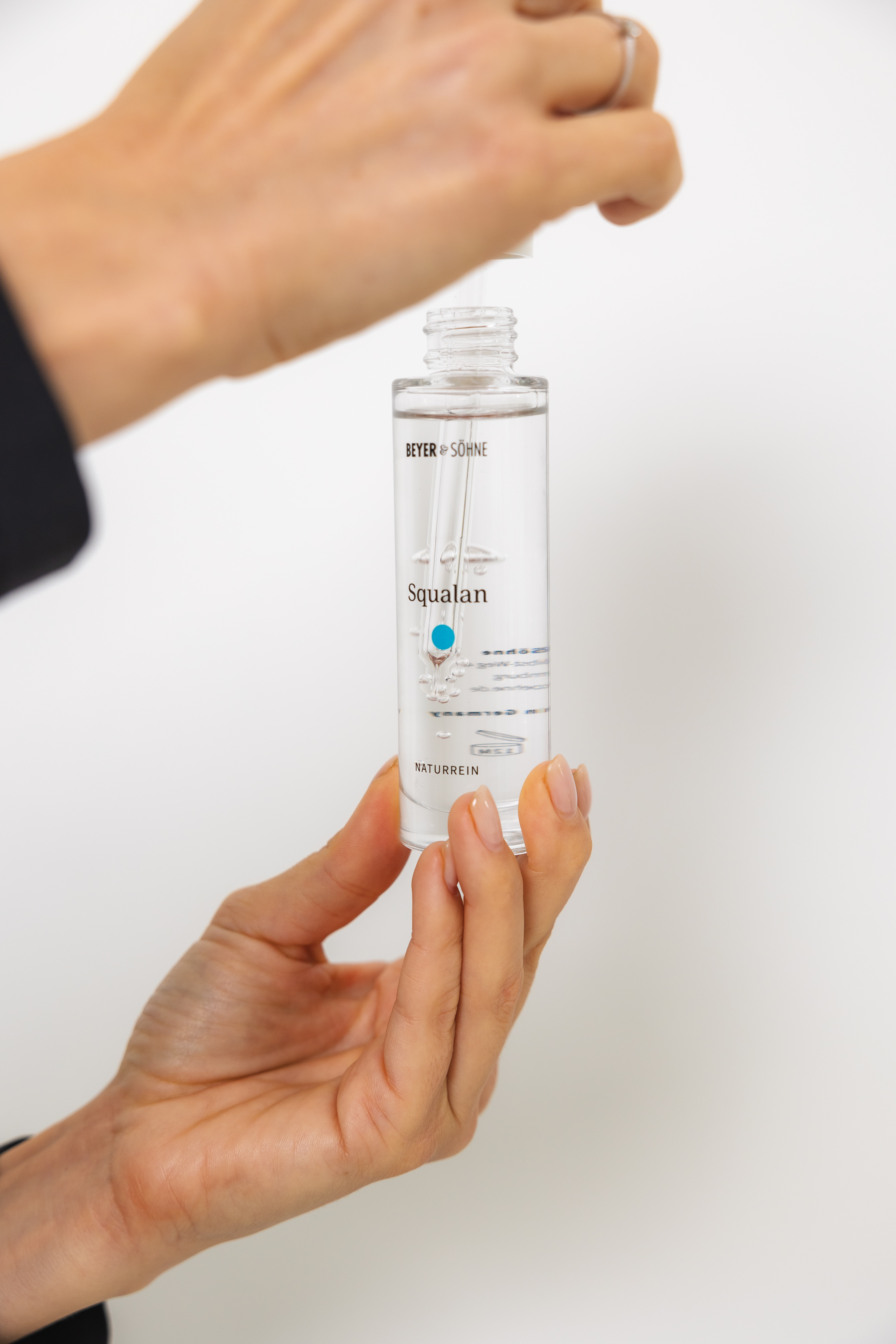 Squalan ist ein klares, geruchsloser Öl. Es ist besonders leicht und eignet sich gut für die Hautpflege.