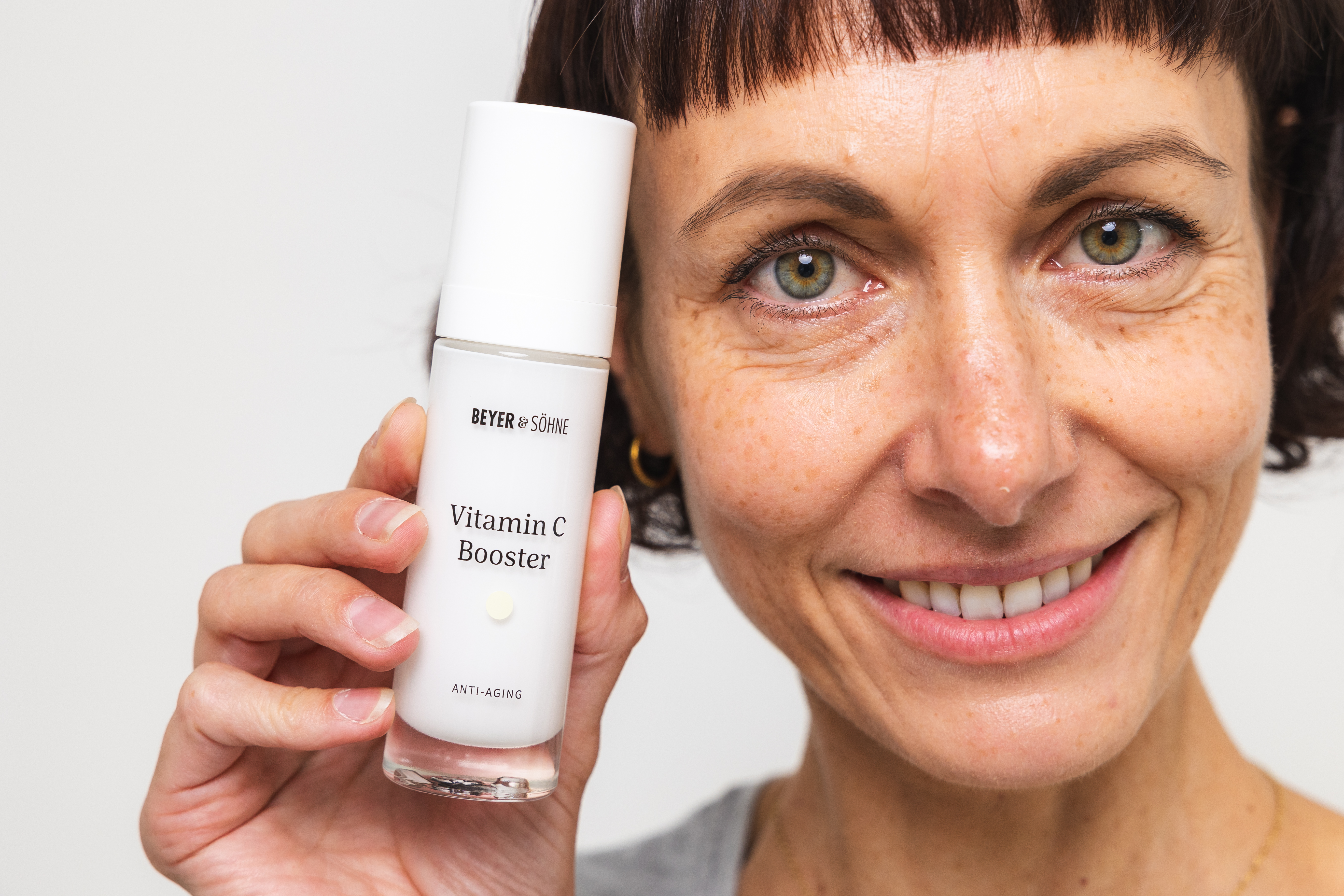 Frau zwischen 45 und 60 Jahren wendet den Vitamin C Booster an