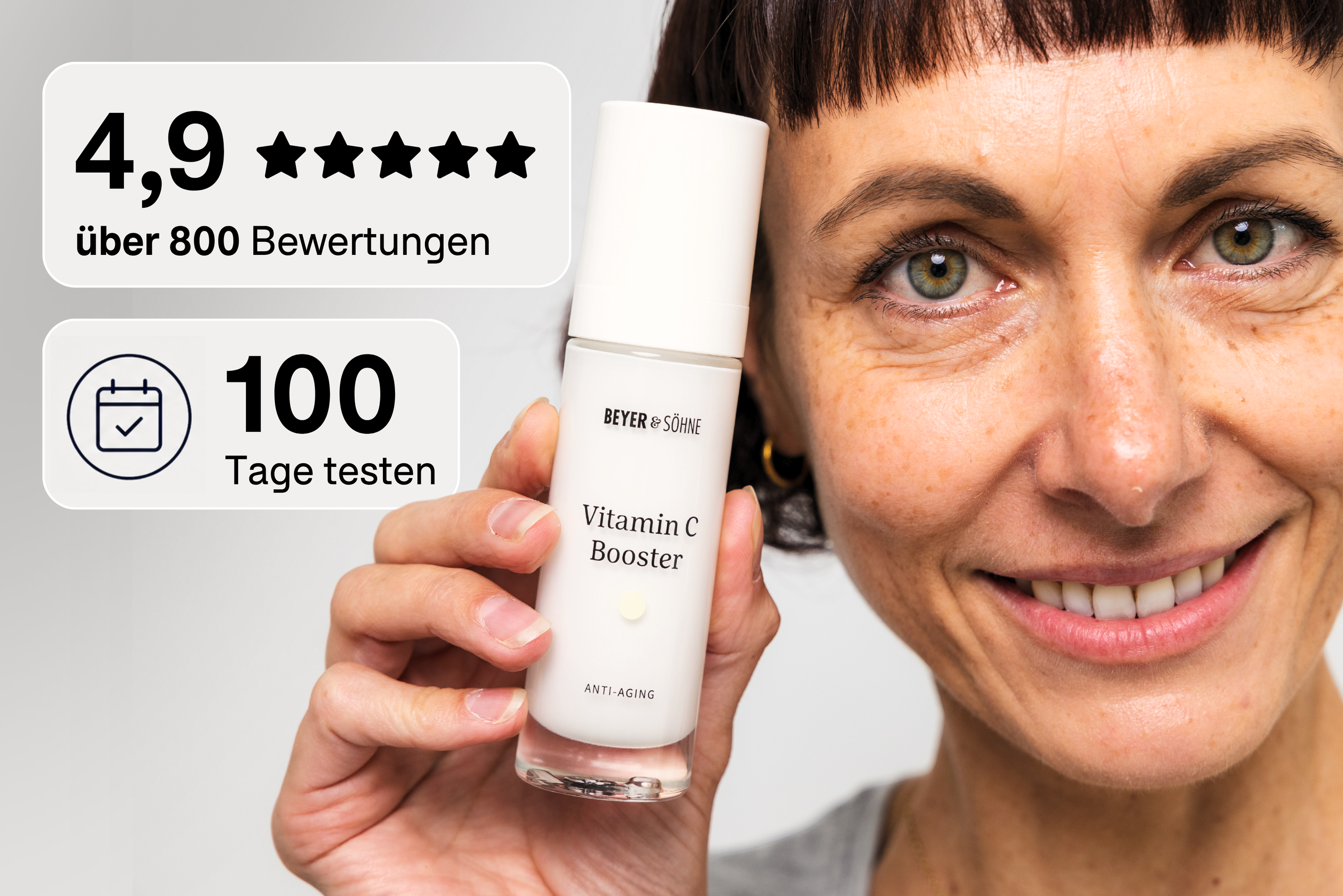 Nahaufnahme einer lächelnden, natürlichen Frau mit dunklem Haar, die den Vitamin C Booster von Beyer und Söhne an ihr Gesicht hält