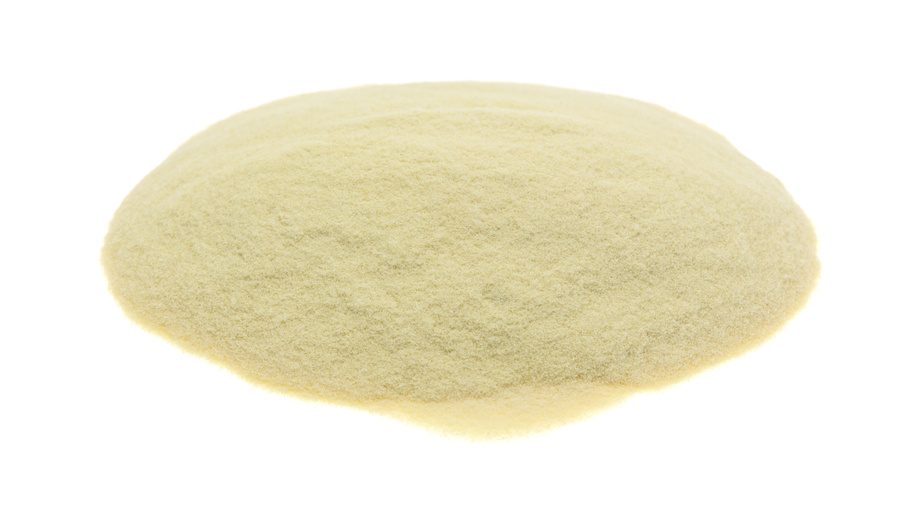 Xanthan Gum Pulver vor weißem Hintergrund