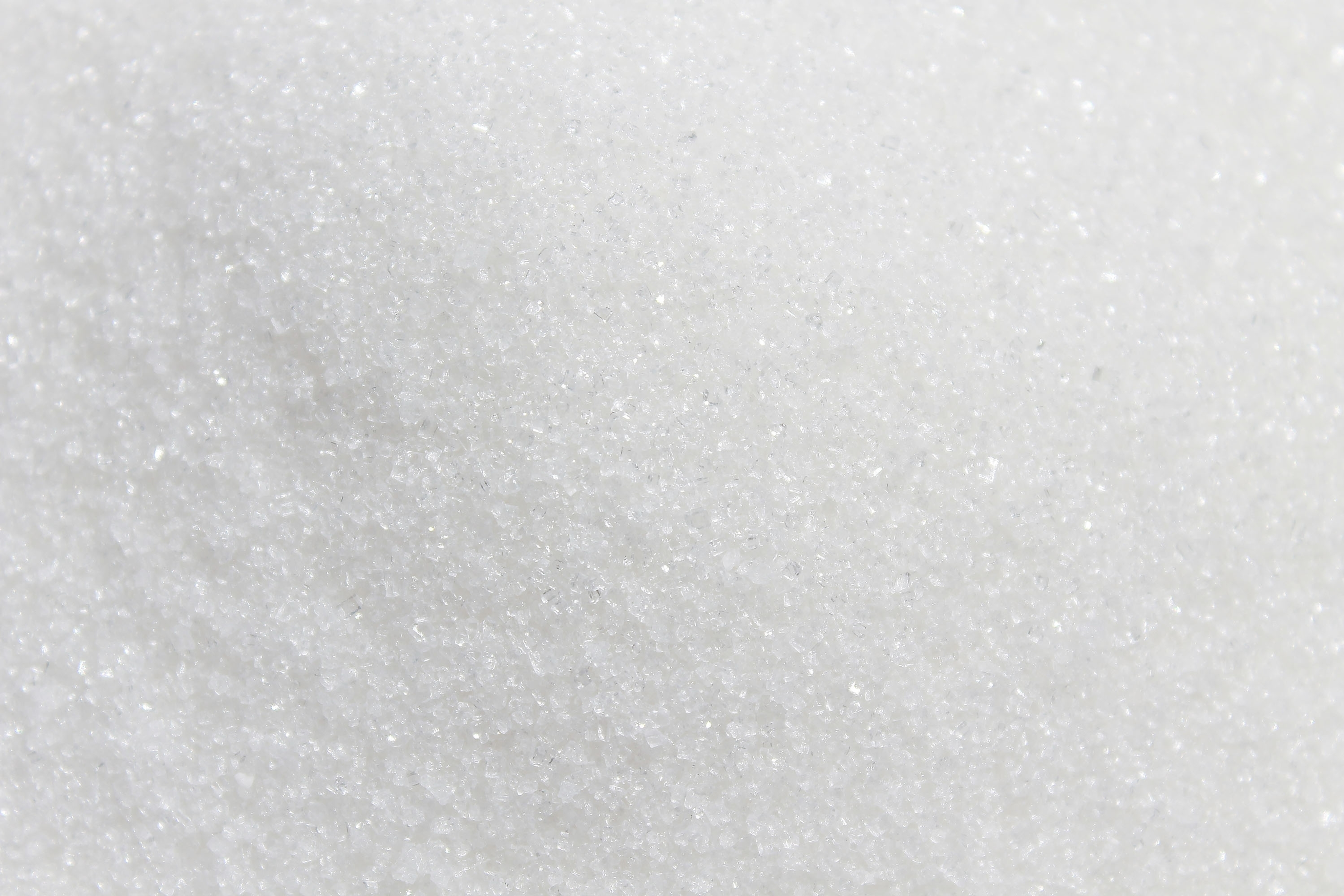 Nahaufnahme einer feinkörnigen, weißen, kristallinen Struktur, die Xylitol darstellt