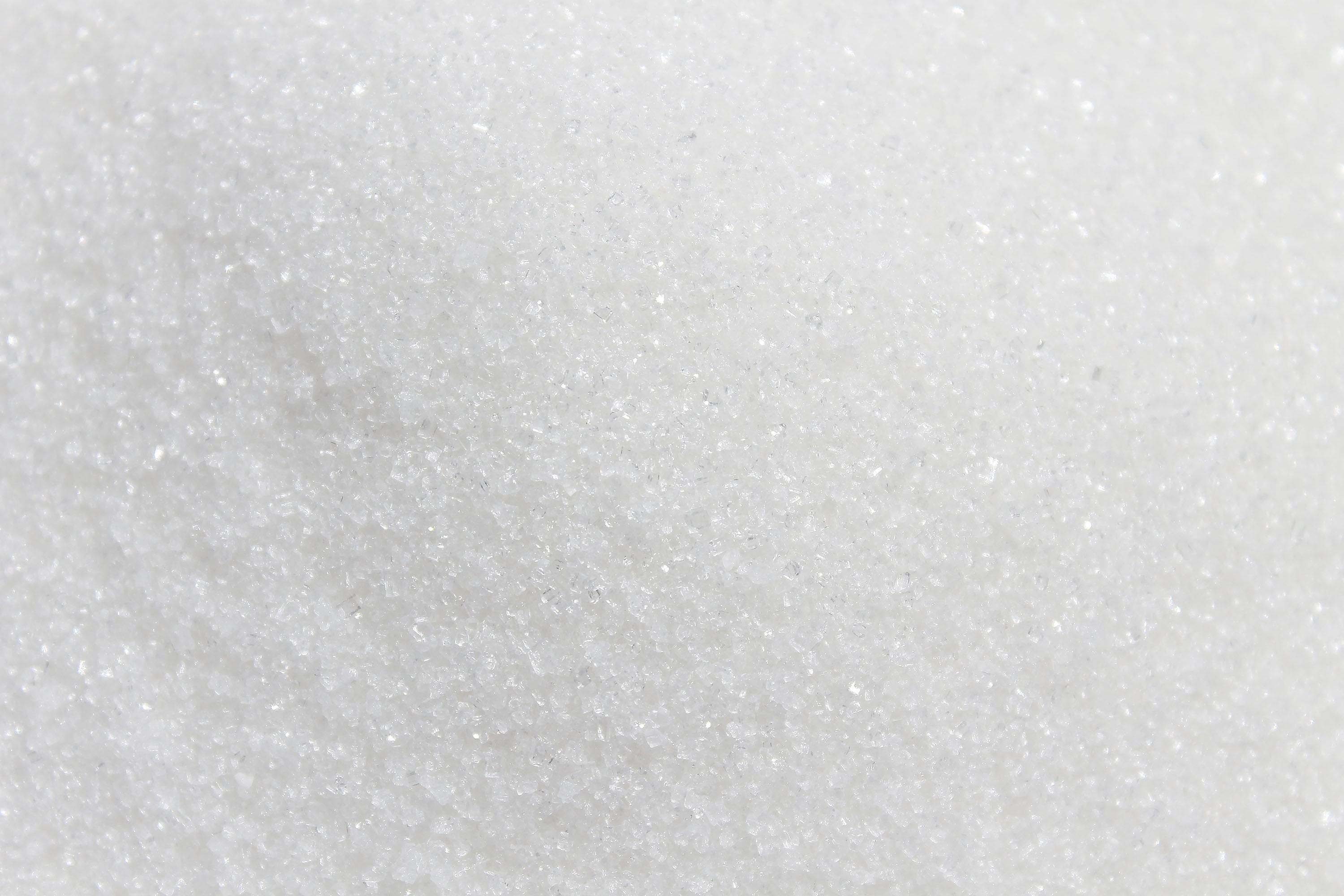 Nahaufnahme einer feinkörnigen, weißen, kristallinen Struktur, die Xylitol darstellt