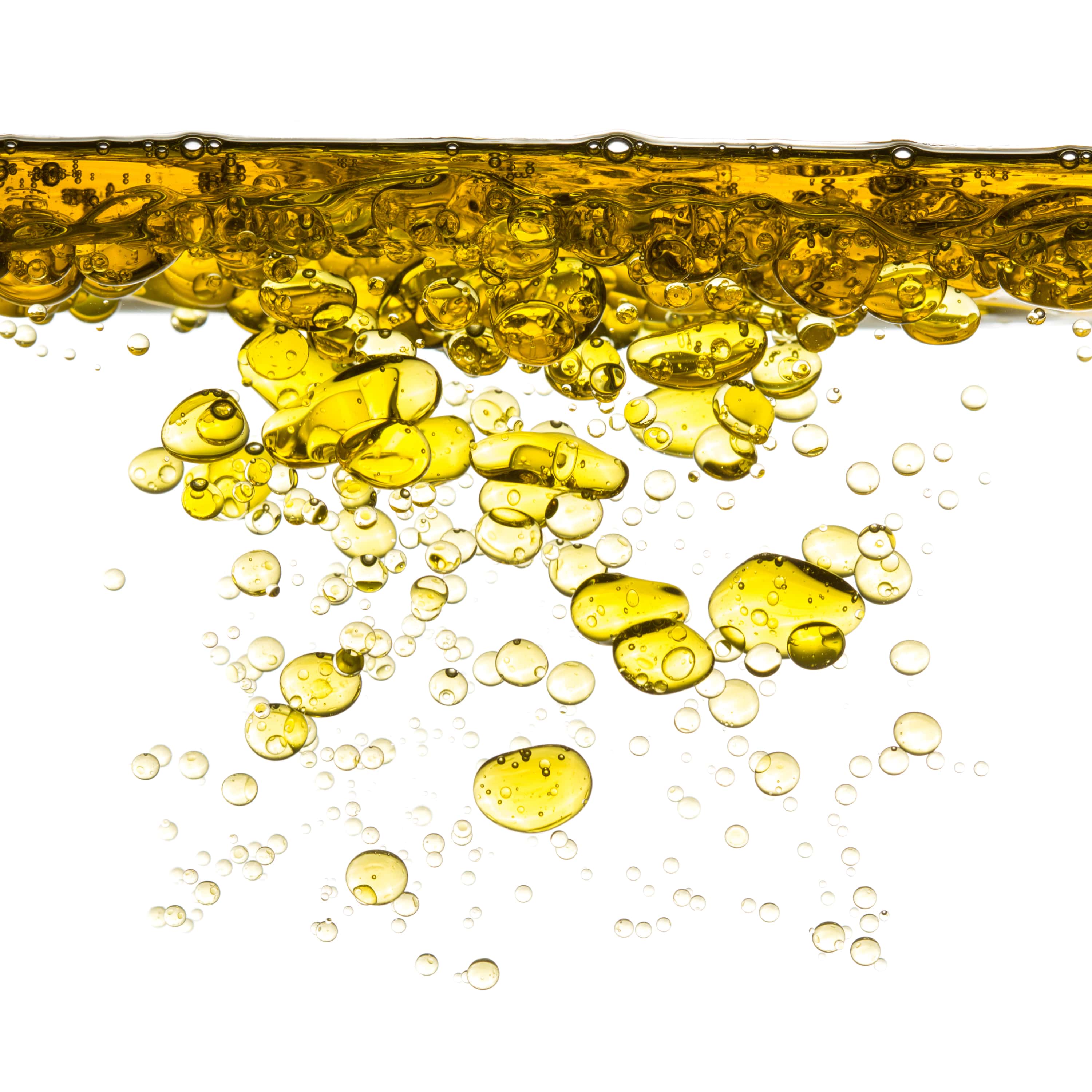 Qualitativ hochwertige und morderne Aufnahme von Hafersamenöl in Form von leuchtend gold-gelben Öltröpfchen, die in einer klaren Flüssigkeit schweben. Der Hintergrund ist strahlend weiß und hebt die Reinheit des Öls hervorhebt.