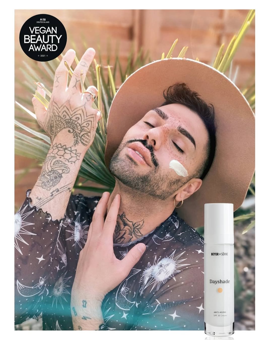 Mann mit Hut posiert mit Dayshade Cream