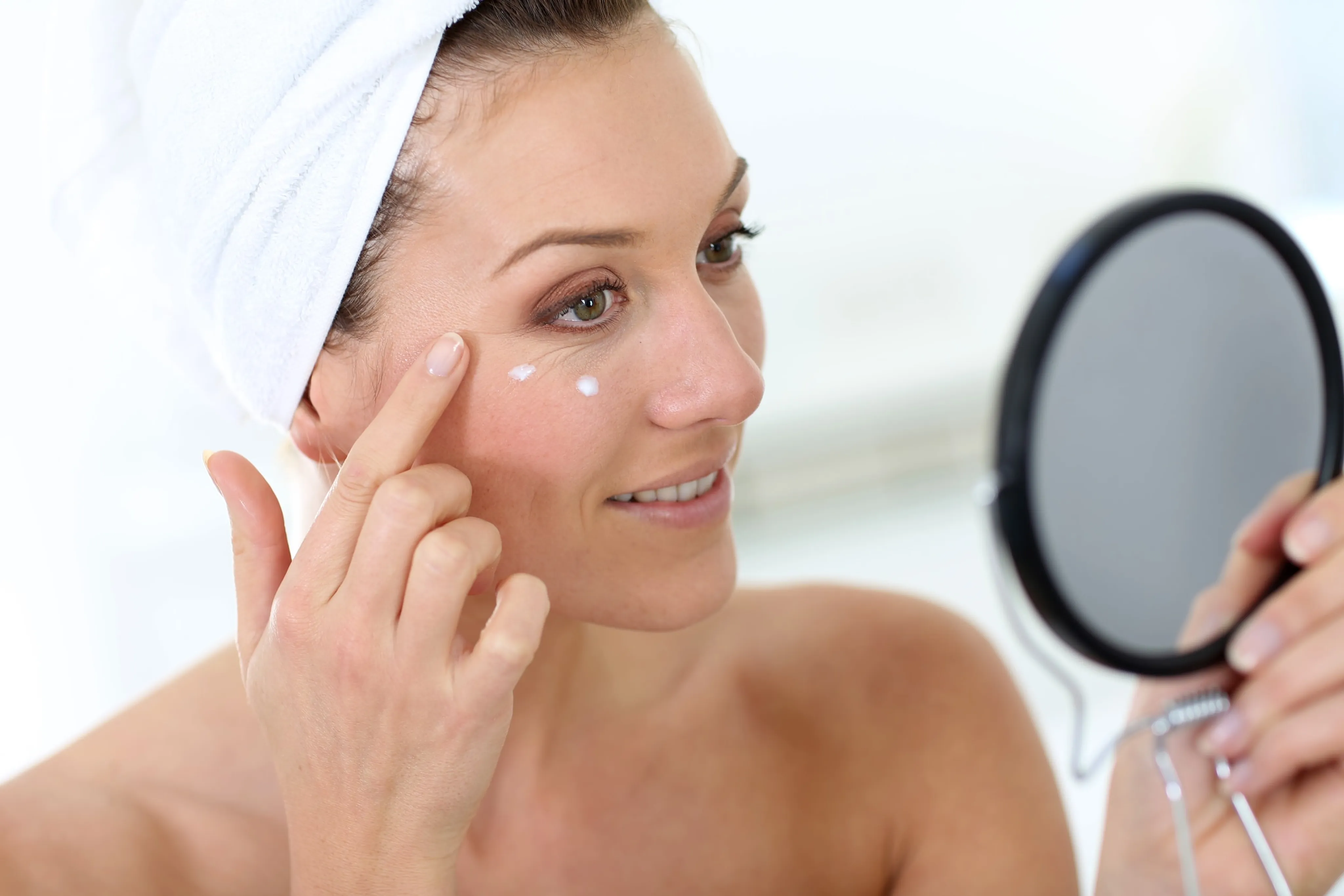 Appllication of retinol around the eyes