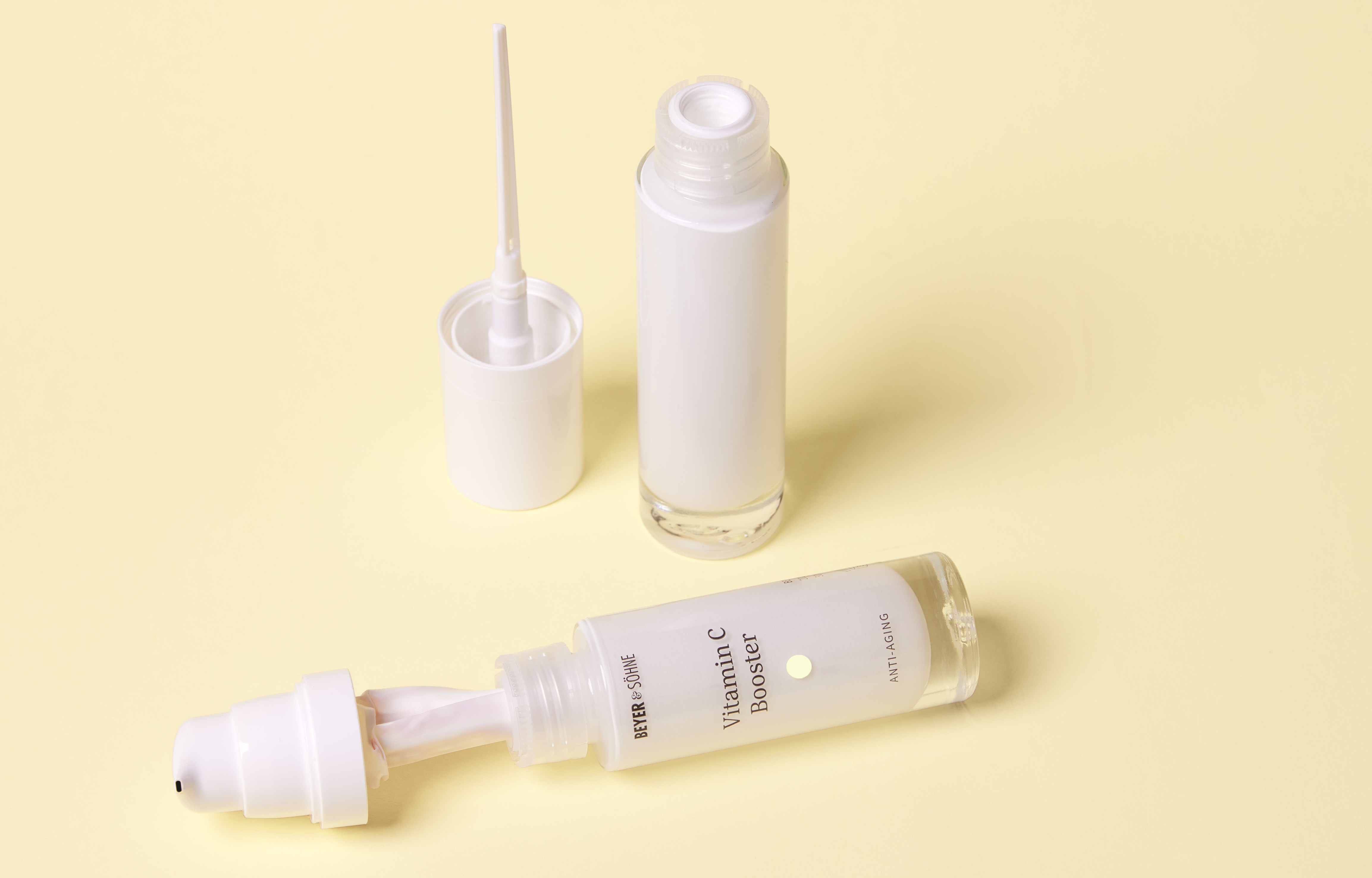 Vitamin C Serum in einem Airless-Vakuum Glasspender