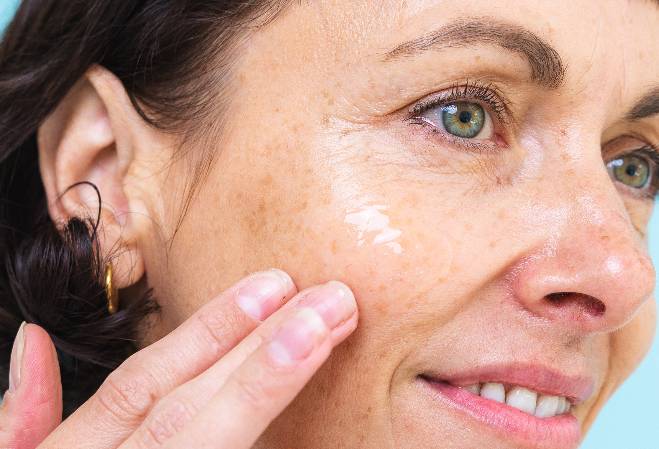 Frau trägt sich Retinol Serum auf