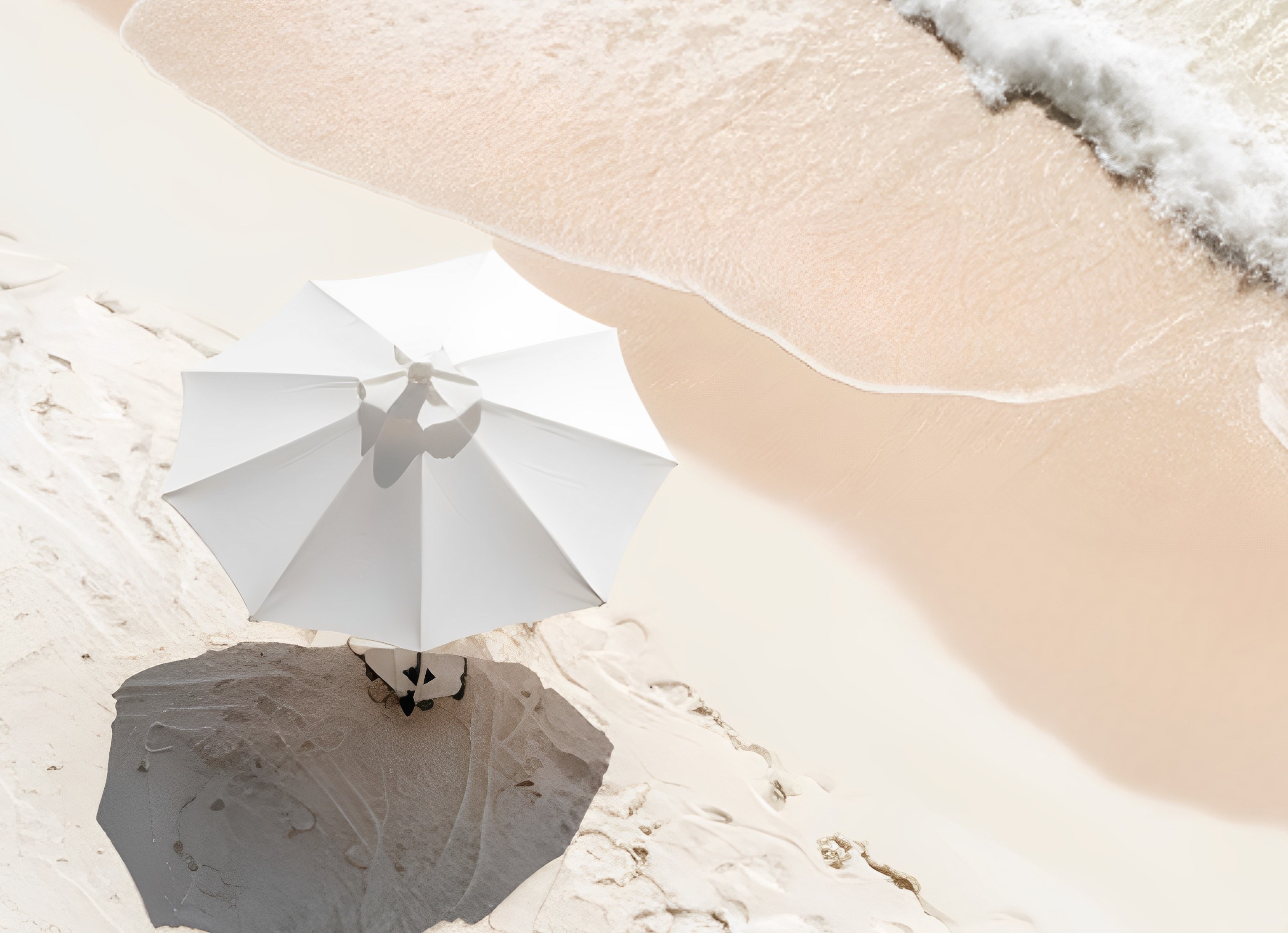 Weißer Sonnenschirm am Strand